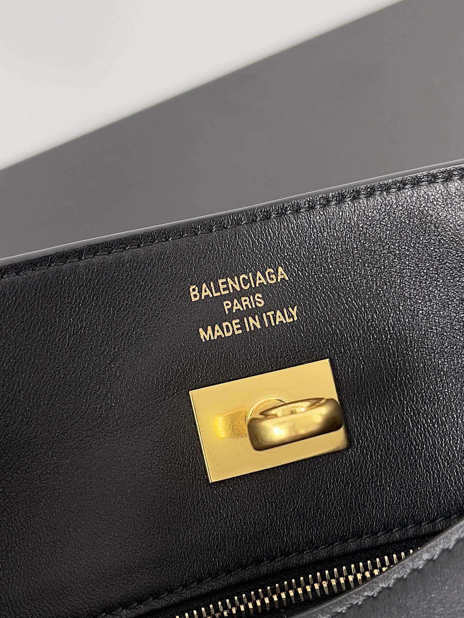 발렌시아가 벨 에어 숄더백 스몰