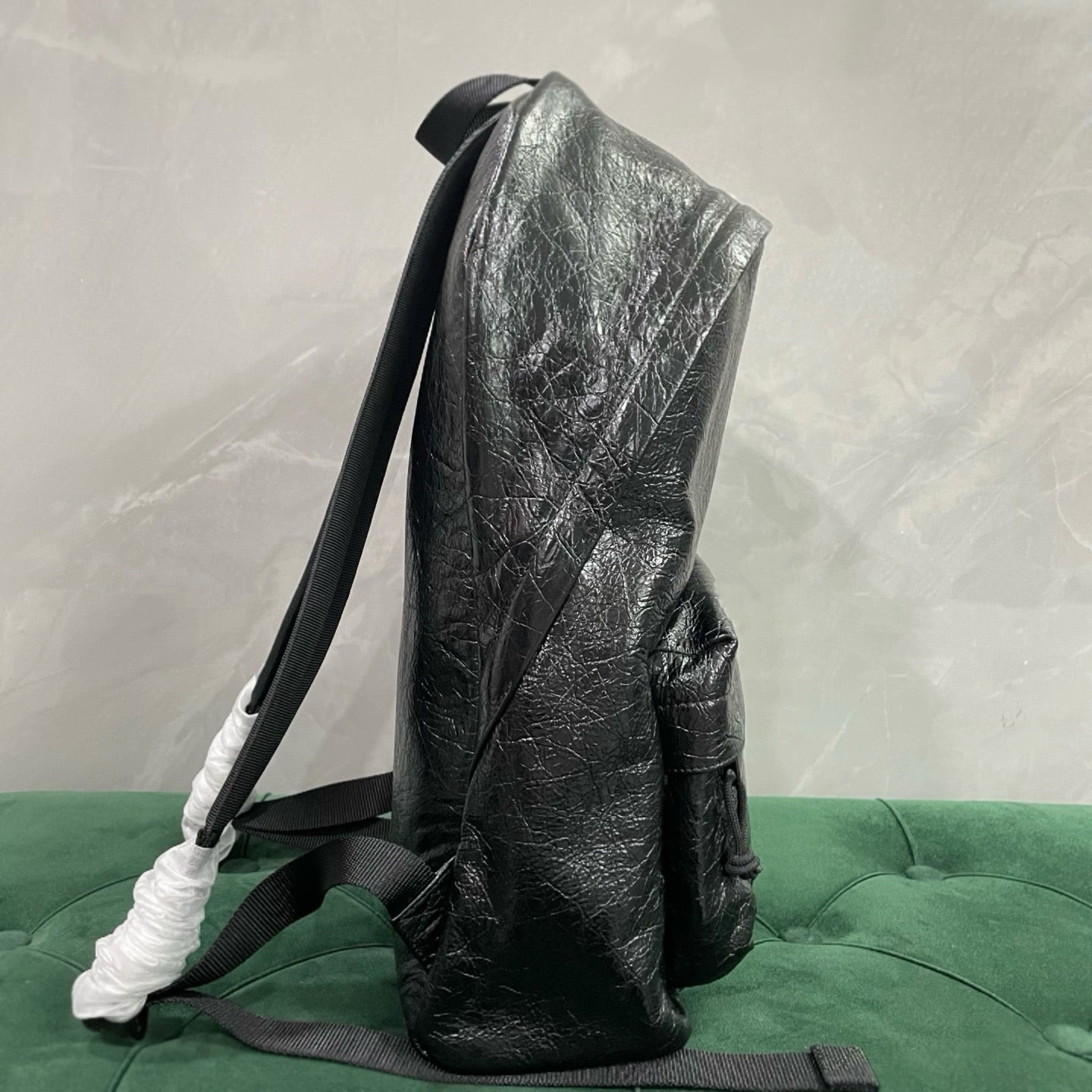 발렌시아가 익스플로러 백팩 블랙