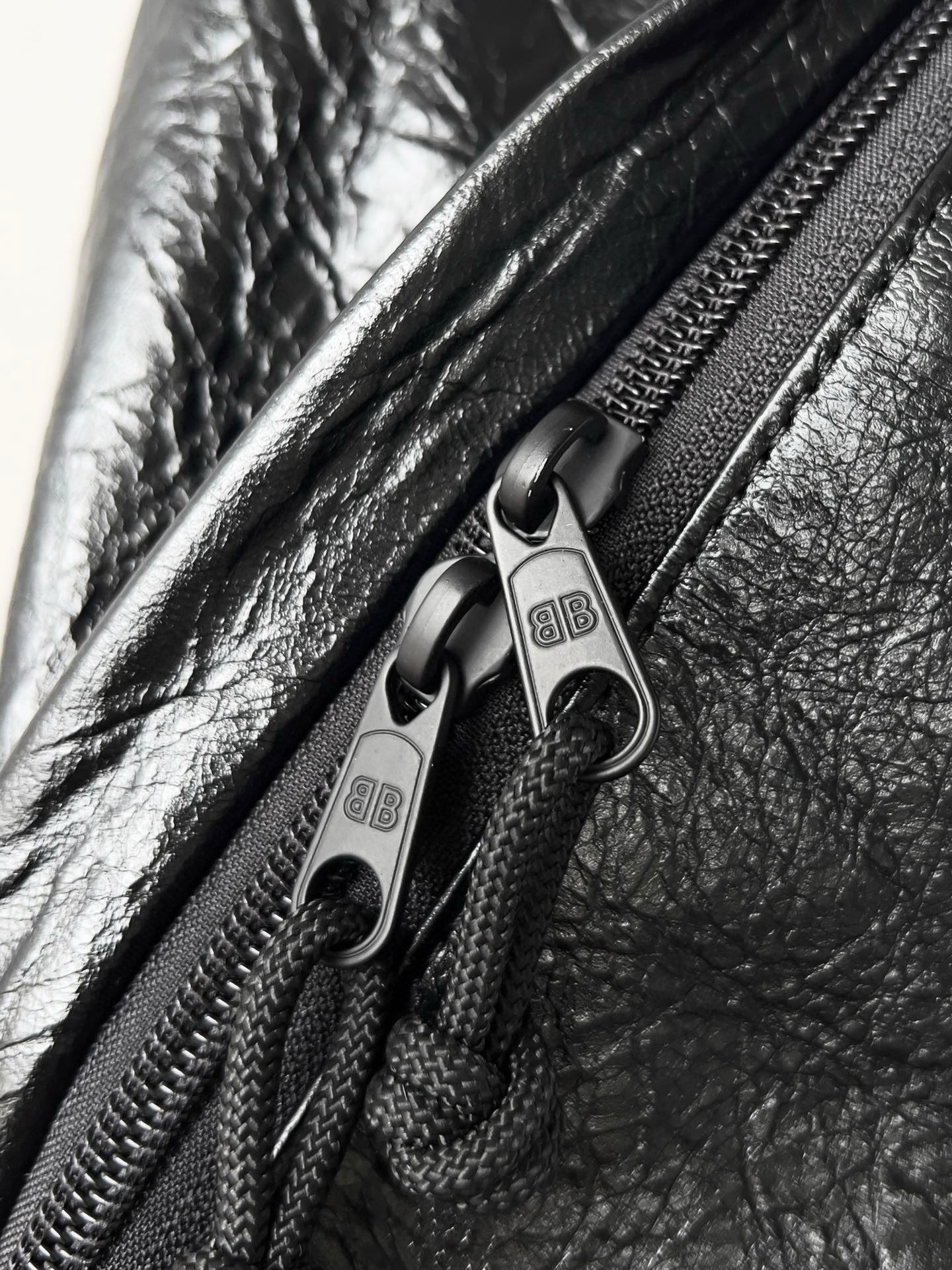 발렌시아가 익스플로러 백팩 블랙