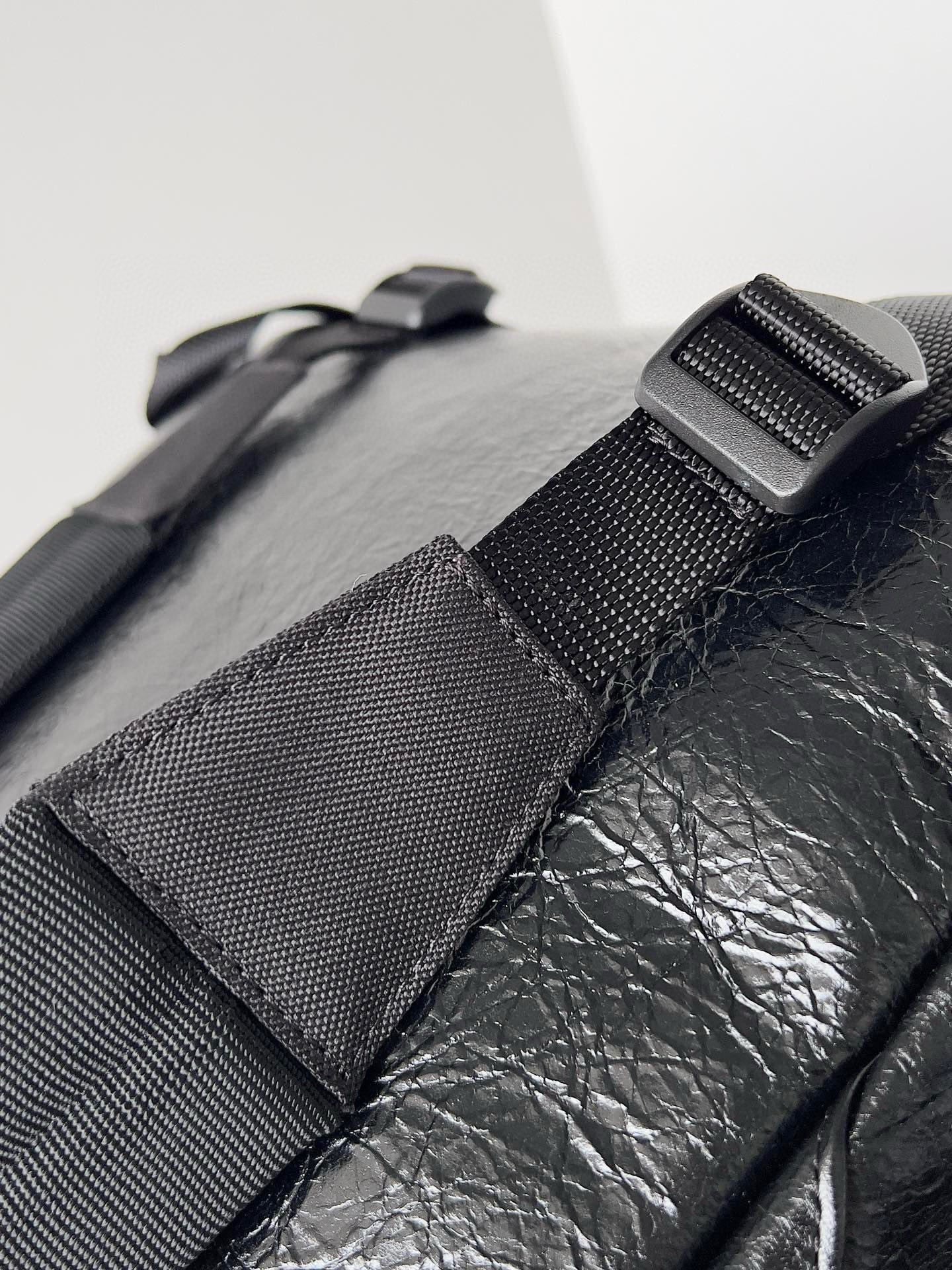 발렌시아가 익스플로러 백팩 블랙