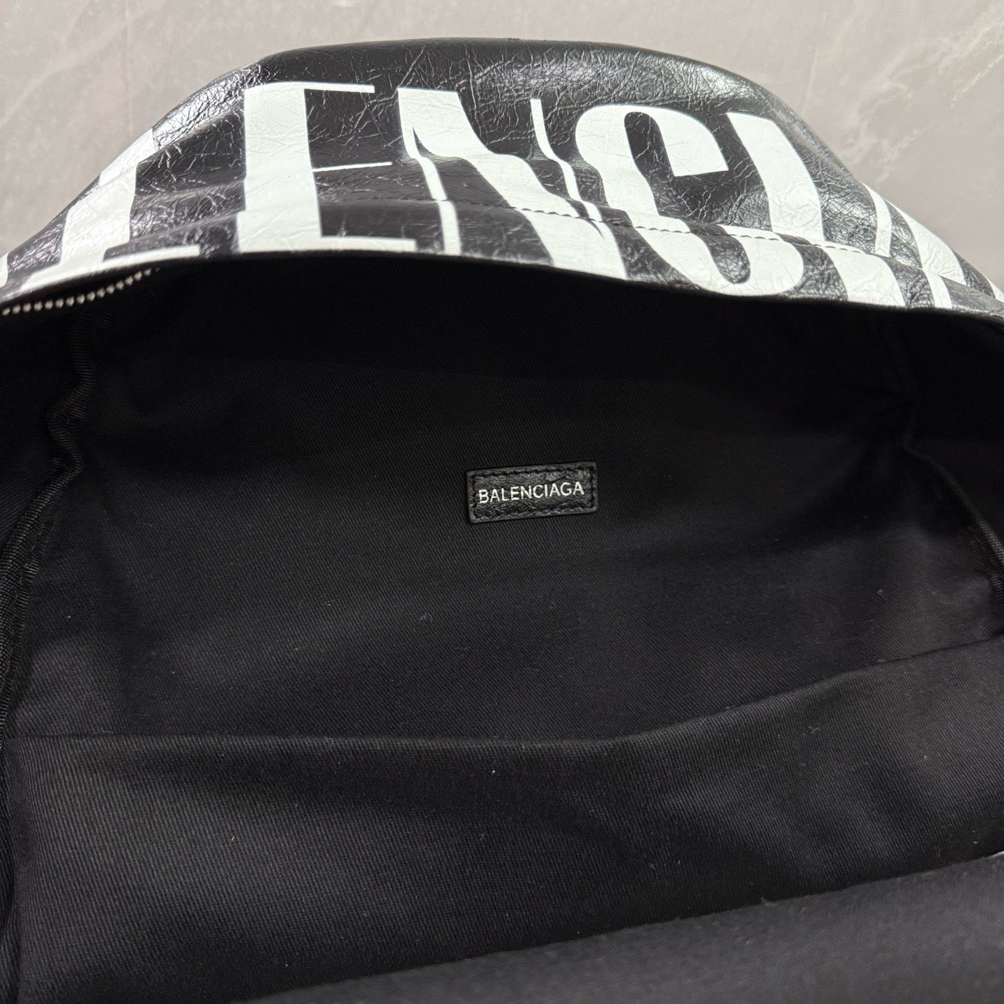 발렌시아가 에디터 백팩