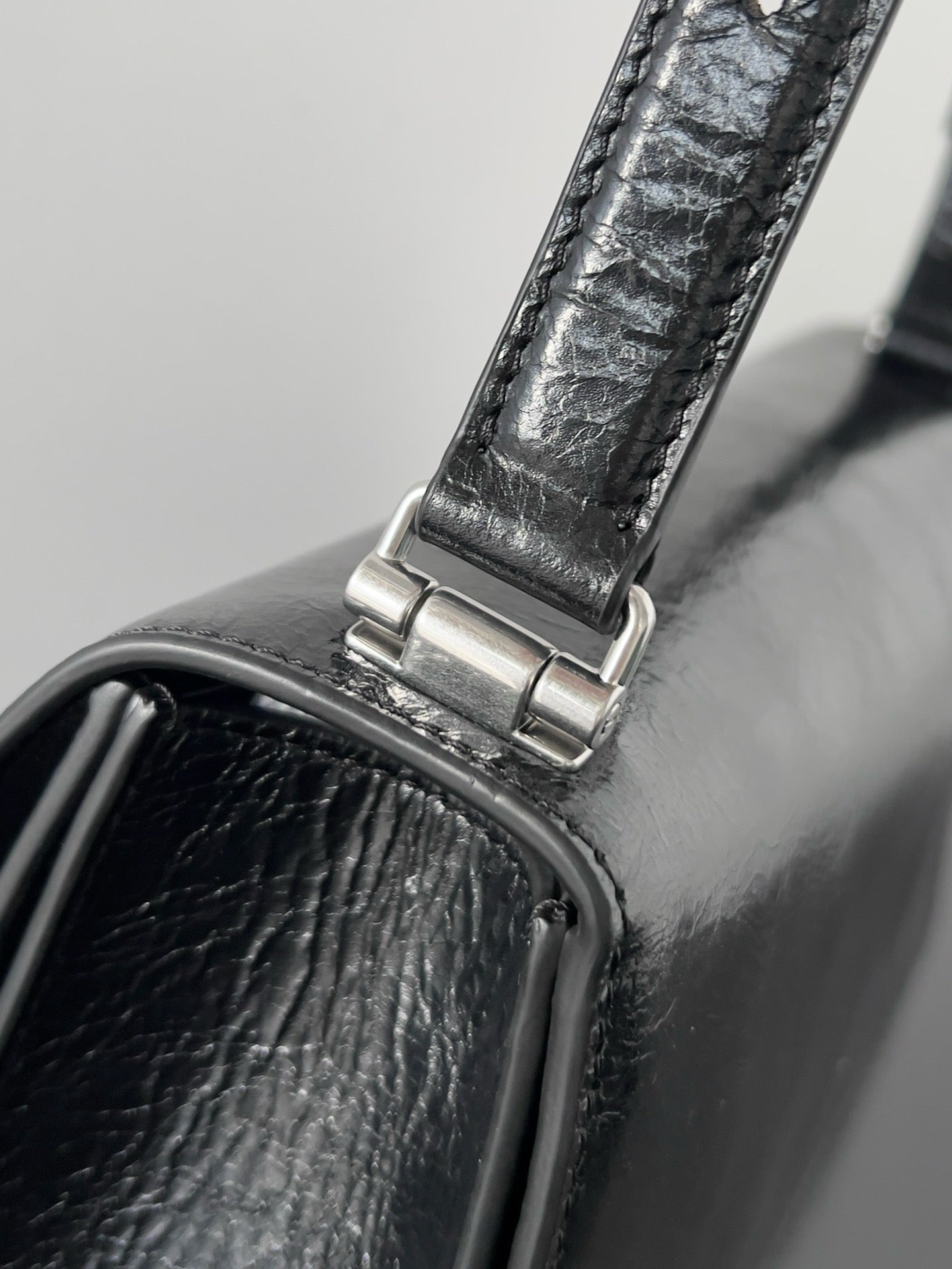 발렌시아가 크러쉬 스몰 슬링 백