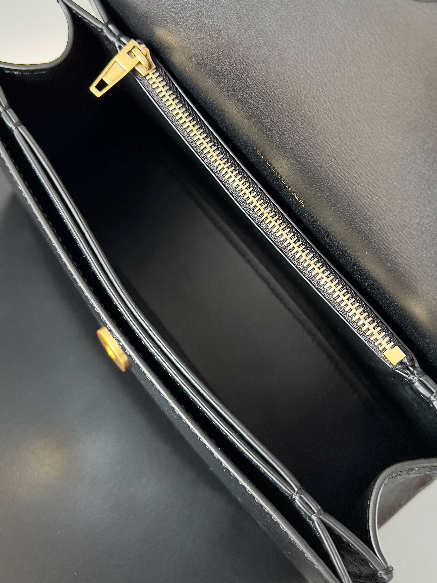 발렌시아가 크러쉬 스몰 슬링 백