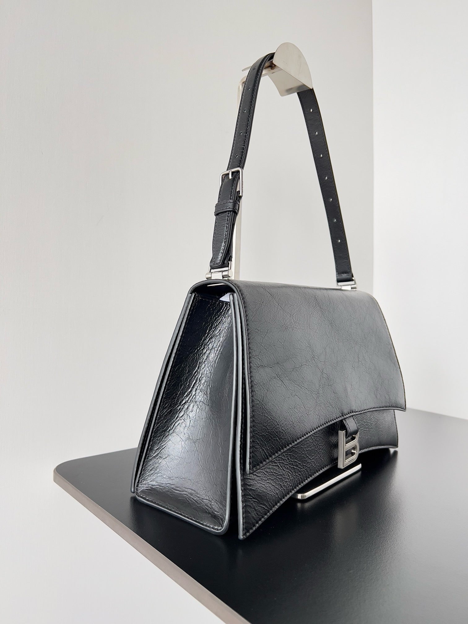 발렌시아가 크러쉬 라지 슬링백