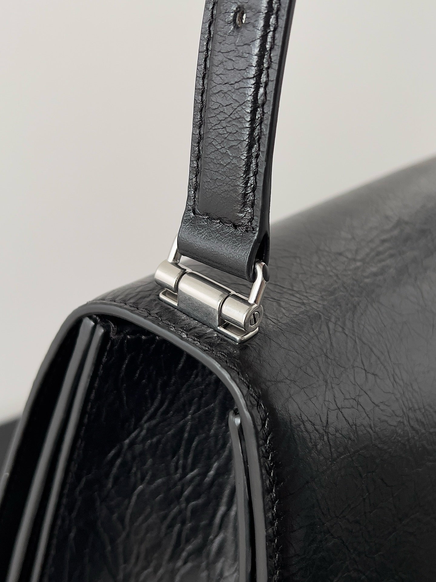 발렌시아가 크러쉬 라지 슬링백