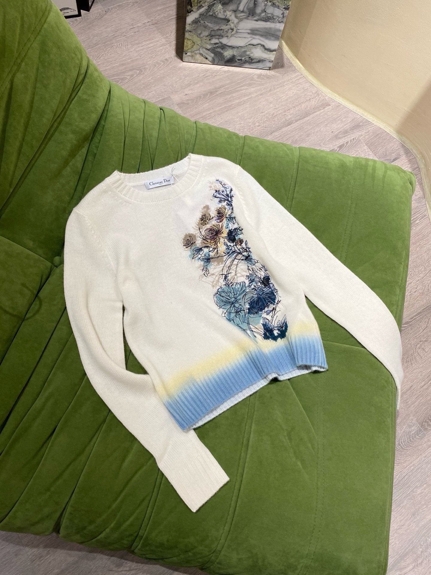 디올 Fall Flower 모티브 자수 스웨터