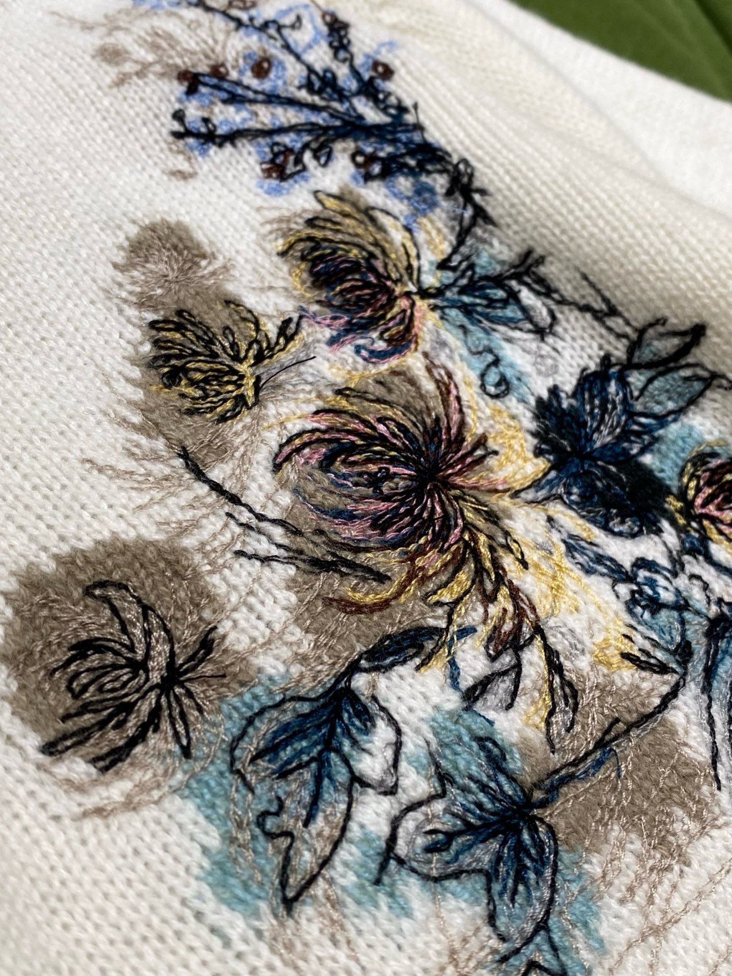 디올 Fall Flower 모티브 자수 스웨터