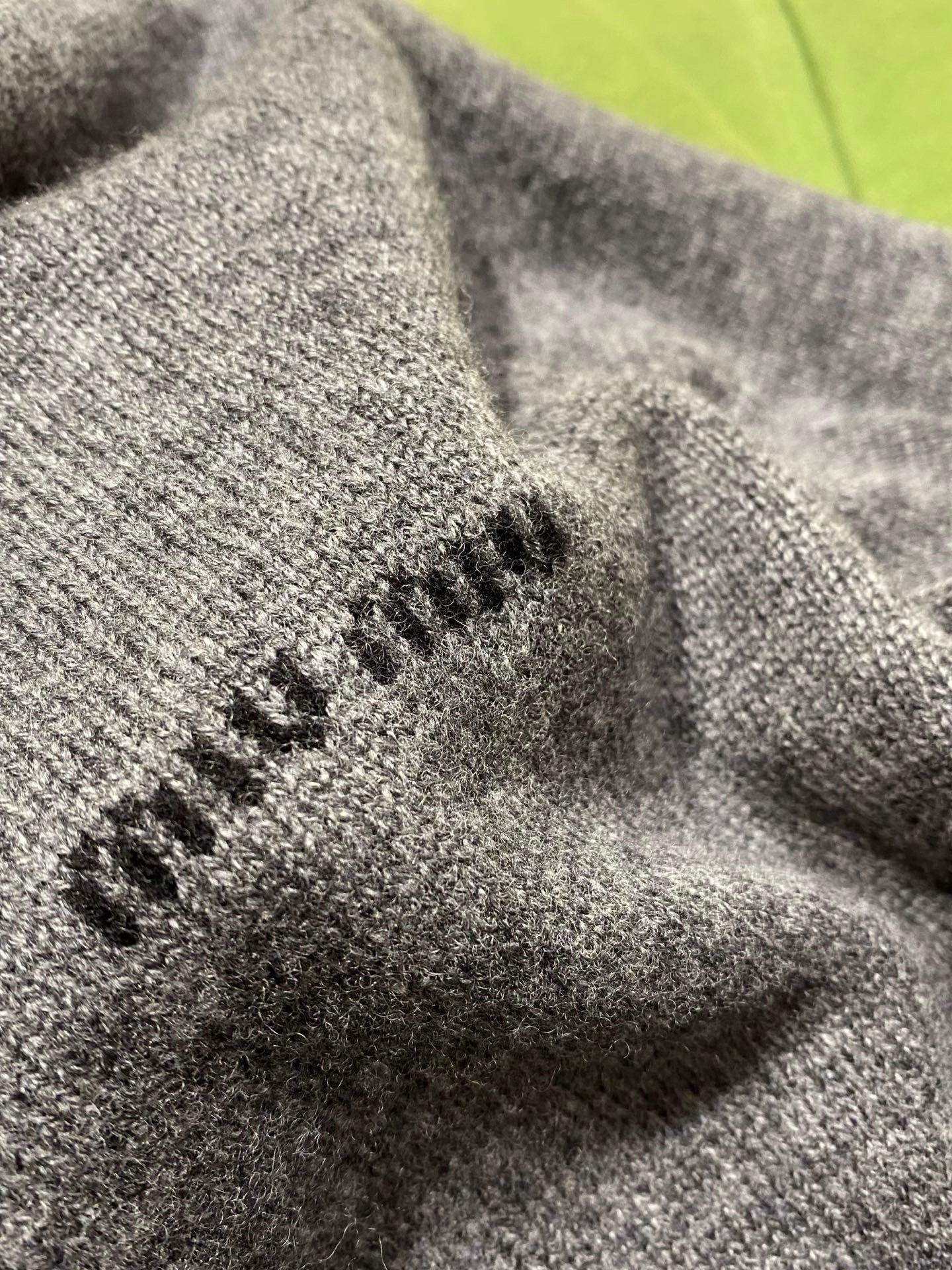 미우미우 캐시미어 V넥 스웨터