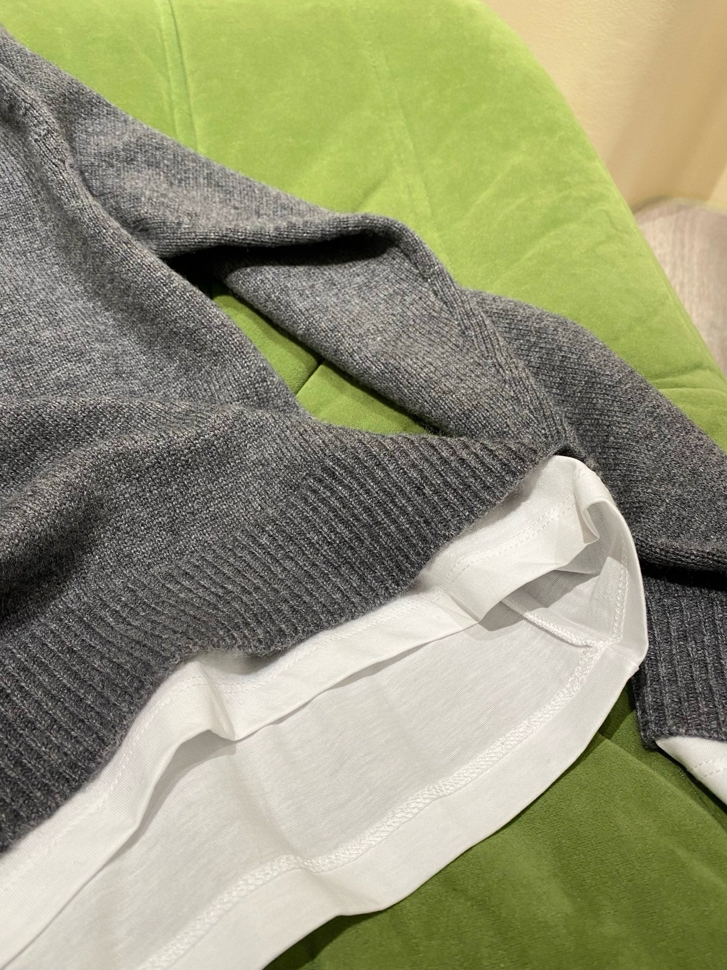 미우미우 캐시미어 V넥 스웨터