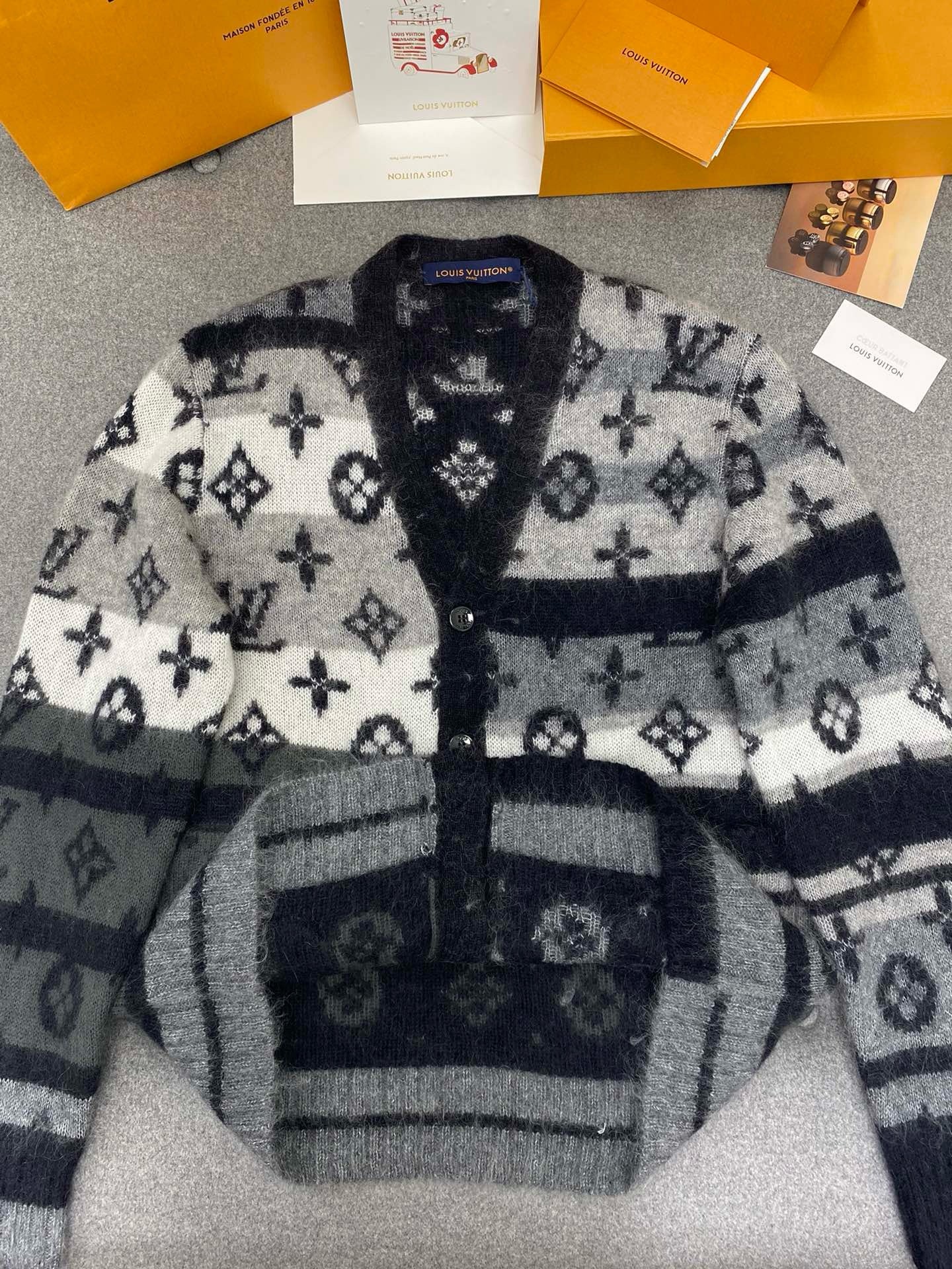 루이비통 모노그램 모헤어 가디건 멀티컬러