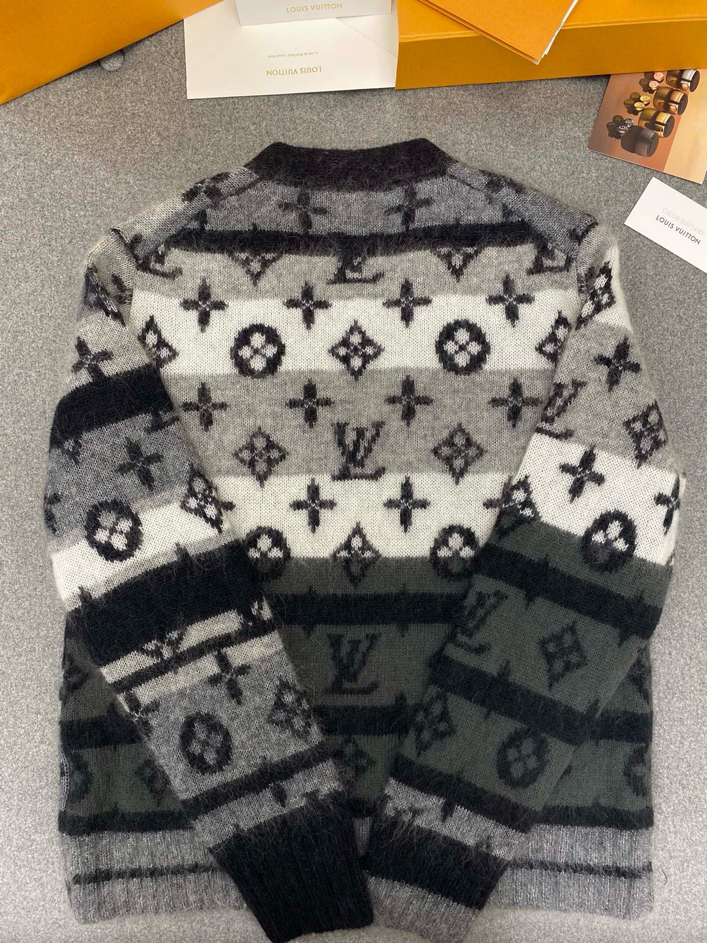 루이비통 모노그램 모헤어 가디건 멀티컬러