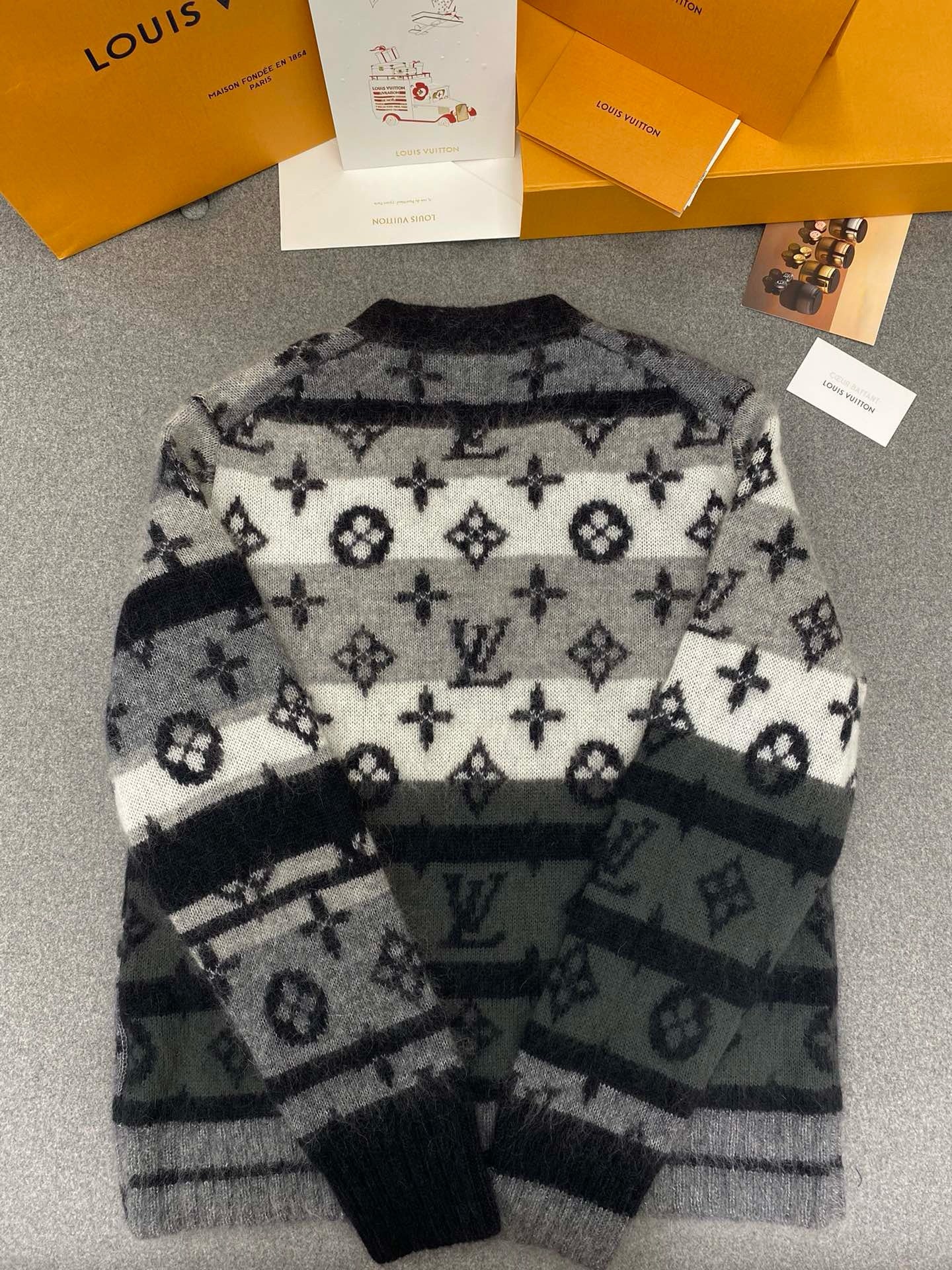 루이비통 모노그램 모헤어 가디건 멀티컬러