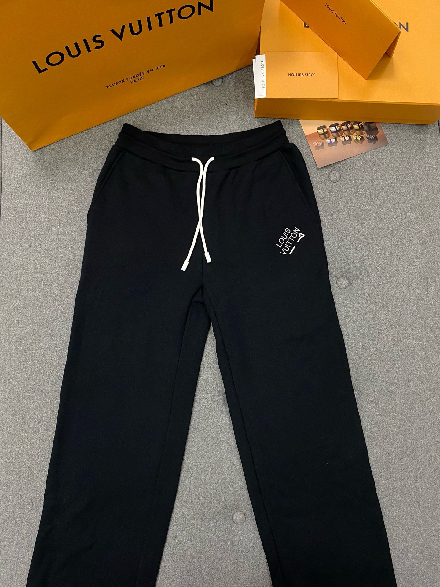 루이비통 로고 자수 시그니처 팬츠