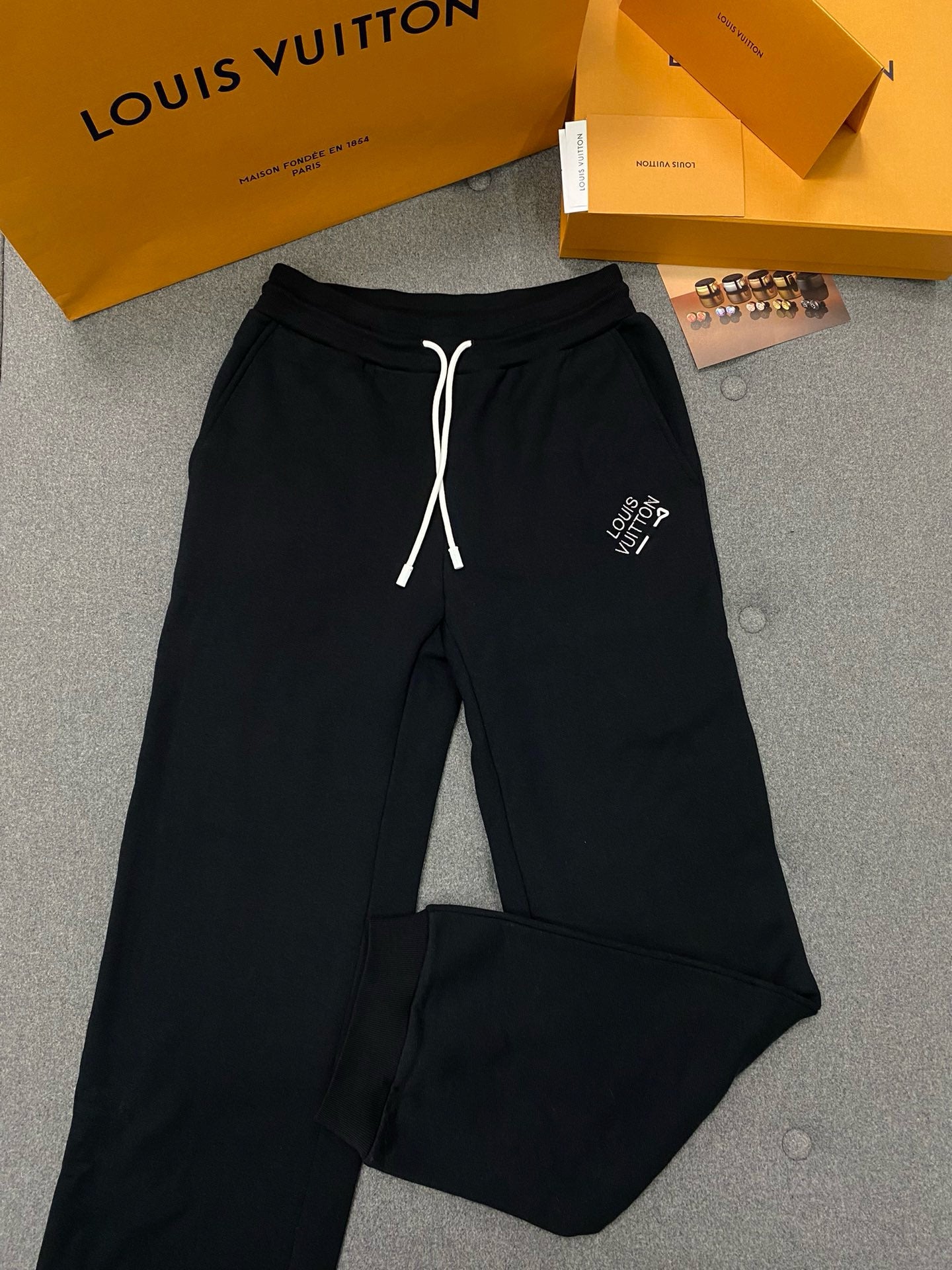 루이비통 로고 자수 시그니처 팬츠