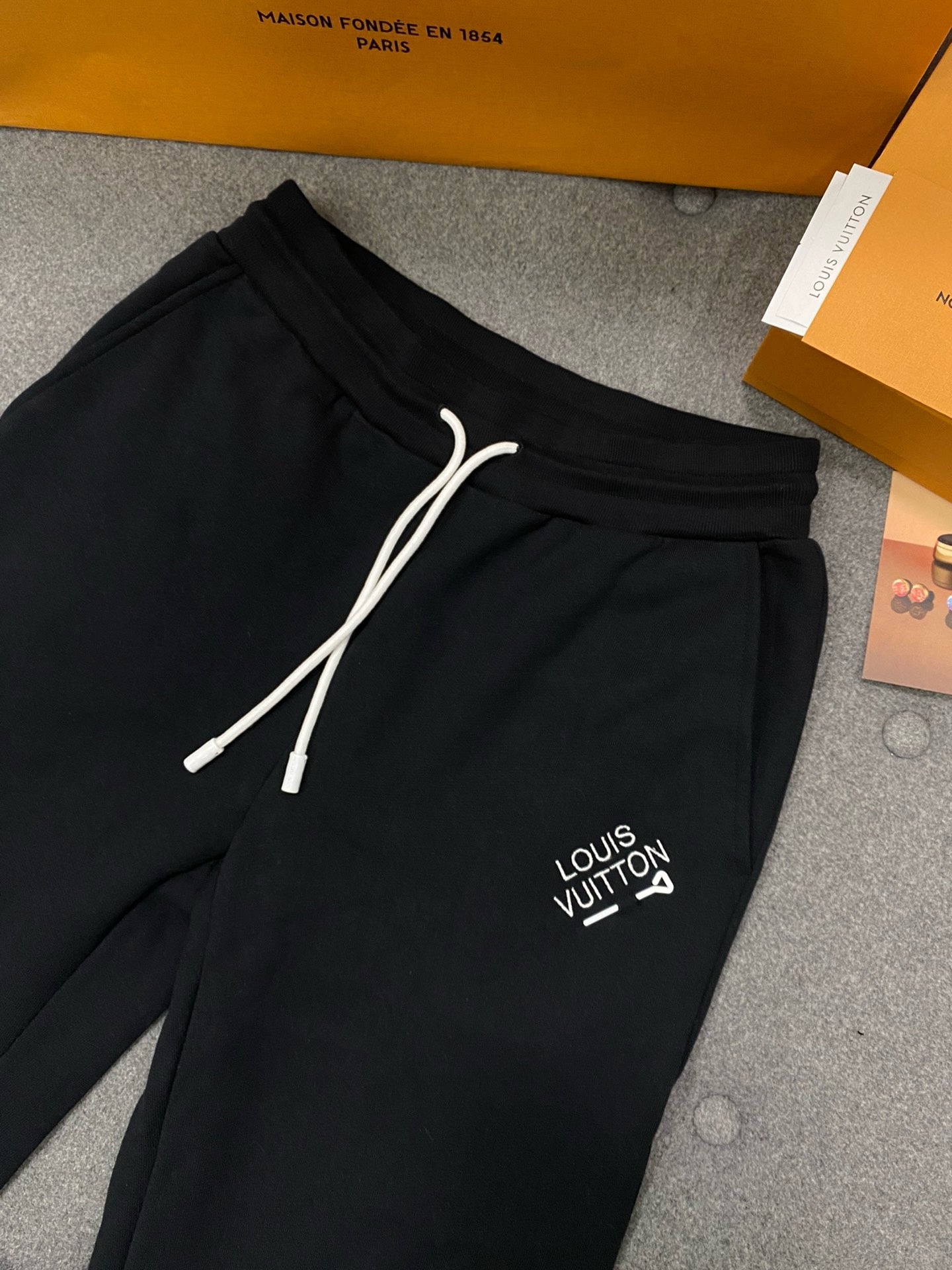 루이비통 로고 자수 시그니처 팬츠