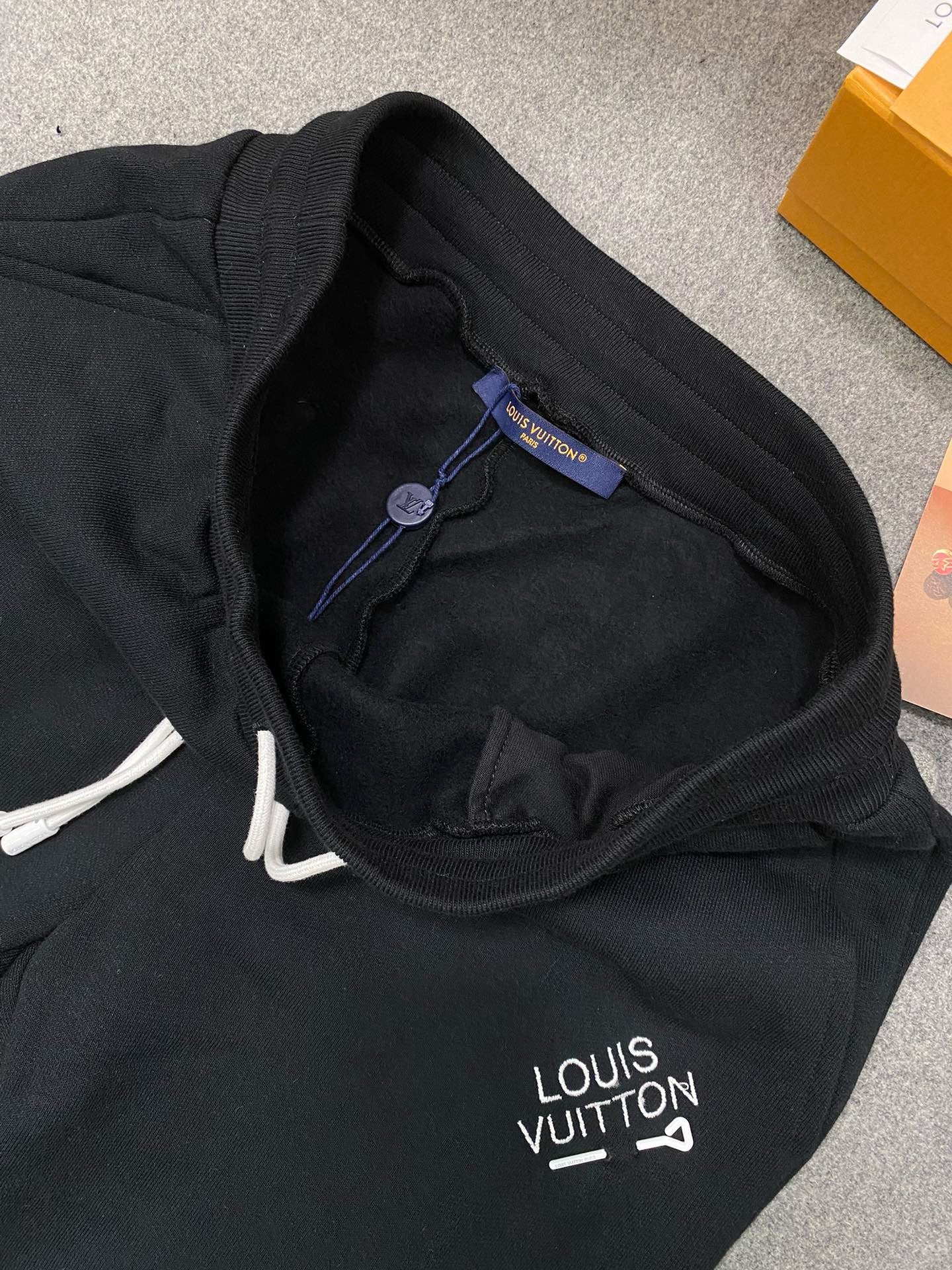 루이비통 로고 자수 시그니처 팬츠