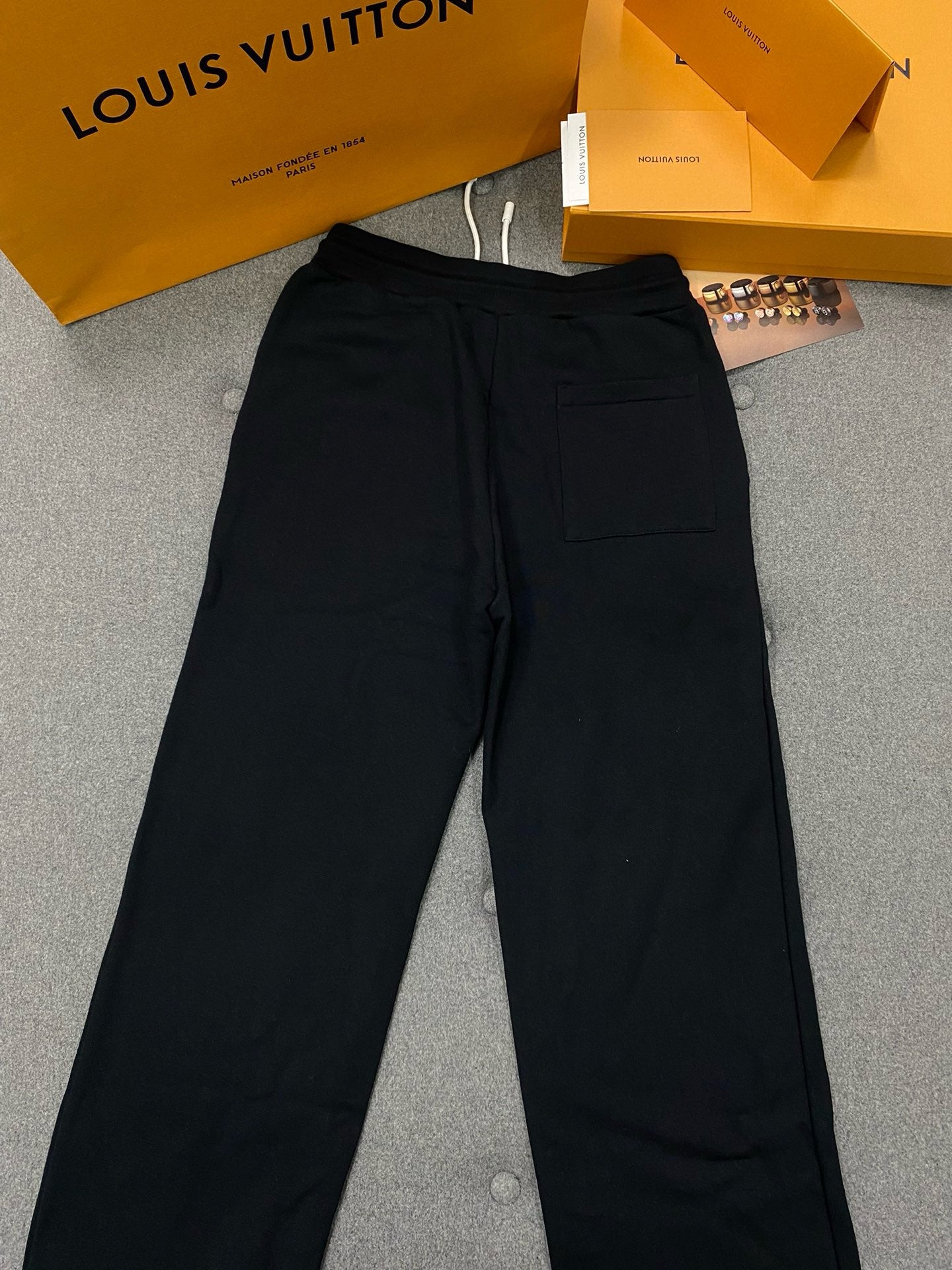 루이비통 로고 자수 시그니처 팬츠