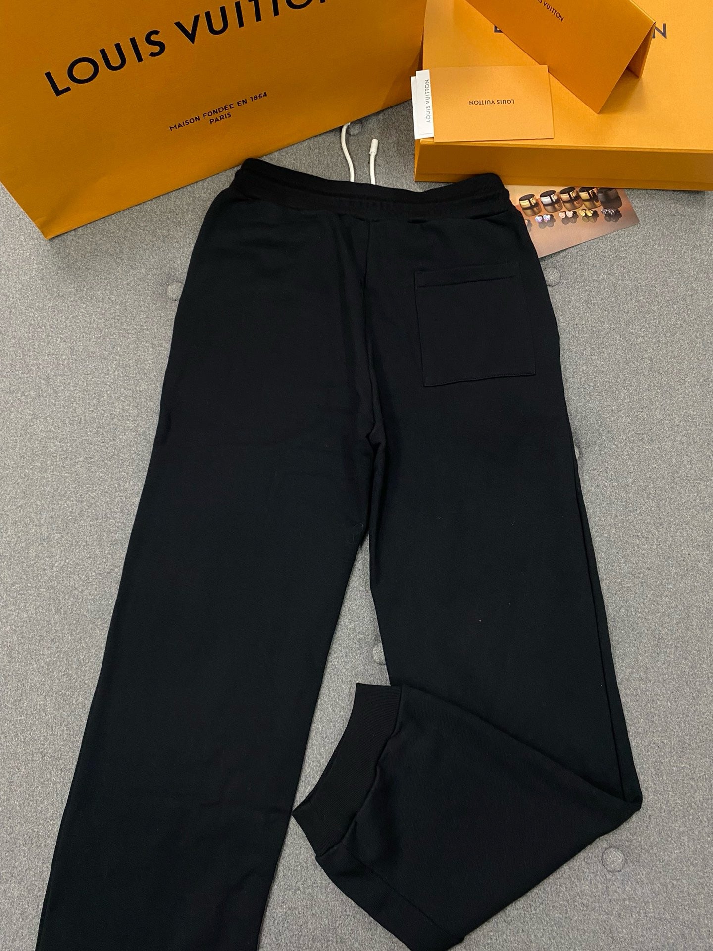 루이비통 로고 자수 시그니처 팬츠