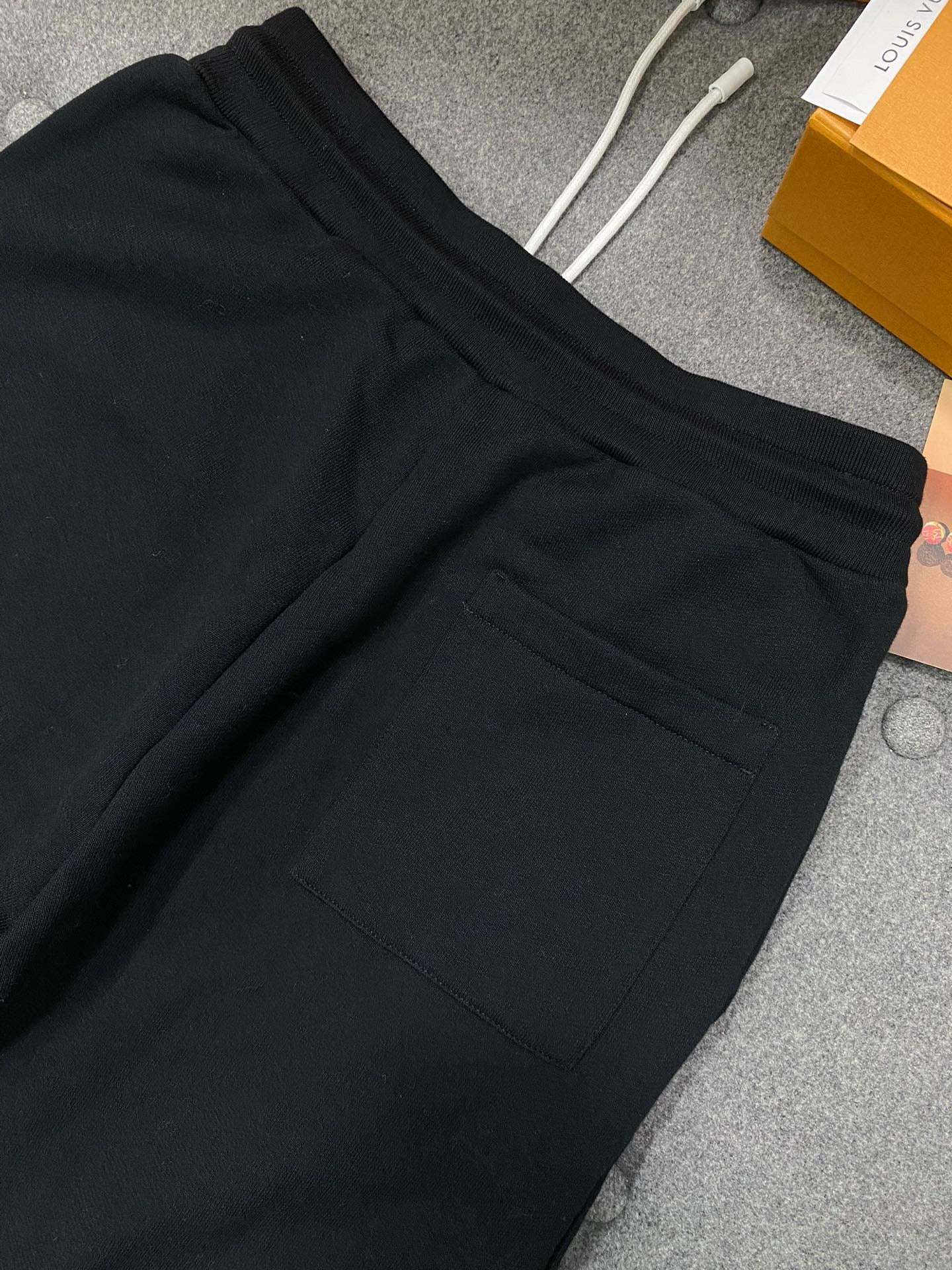 루이비통 로고 자수 시그니처 팬츠