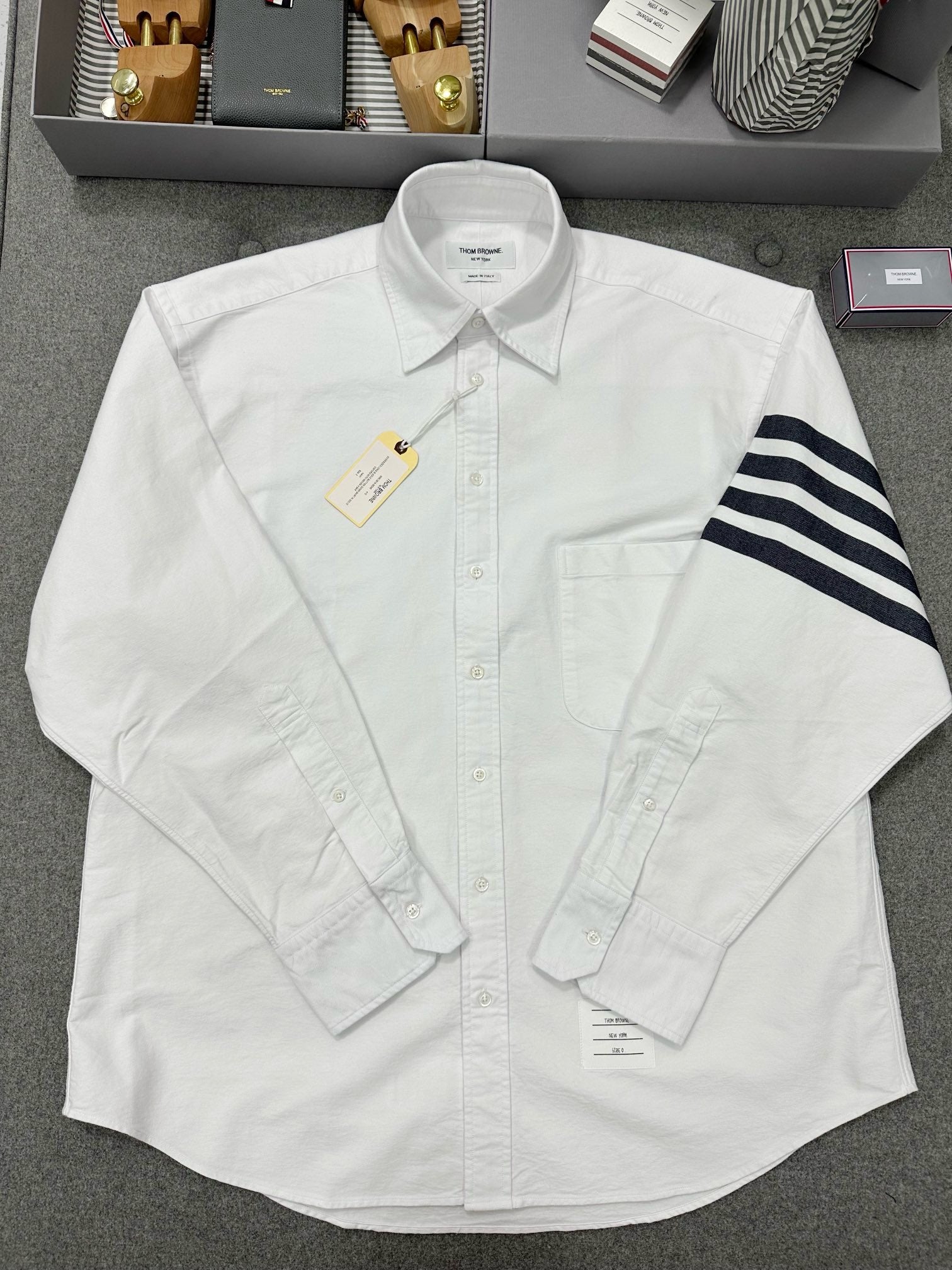 톰브라운 솔리드 옥스포드 사선 포인트 칼라 셔츠