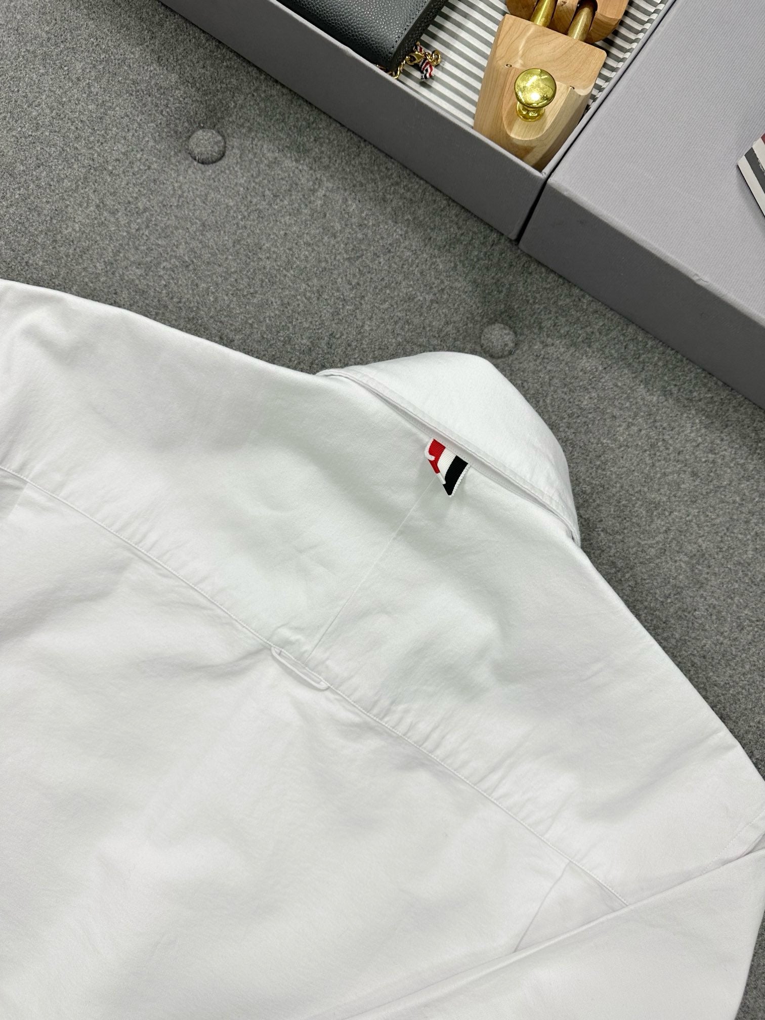 톰브라운 솔리드 옥스포드 사선 포인트 칼라 셔츠