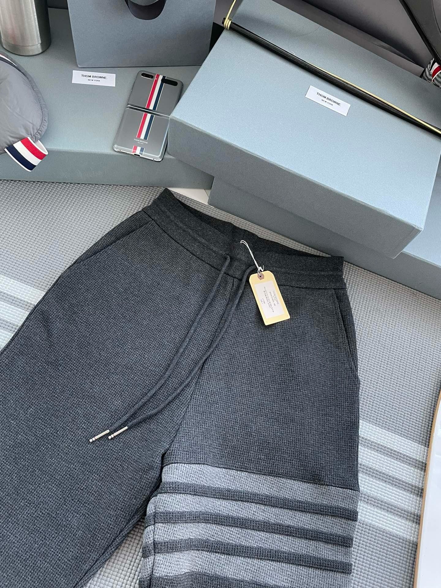 톰브라운 클래식 루프백 4 바 스웨트팬츠