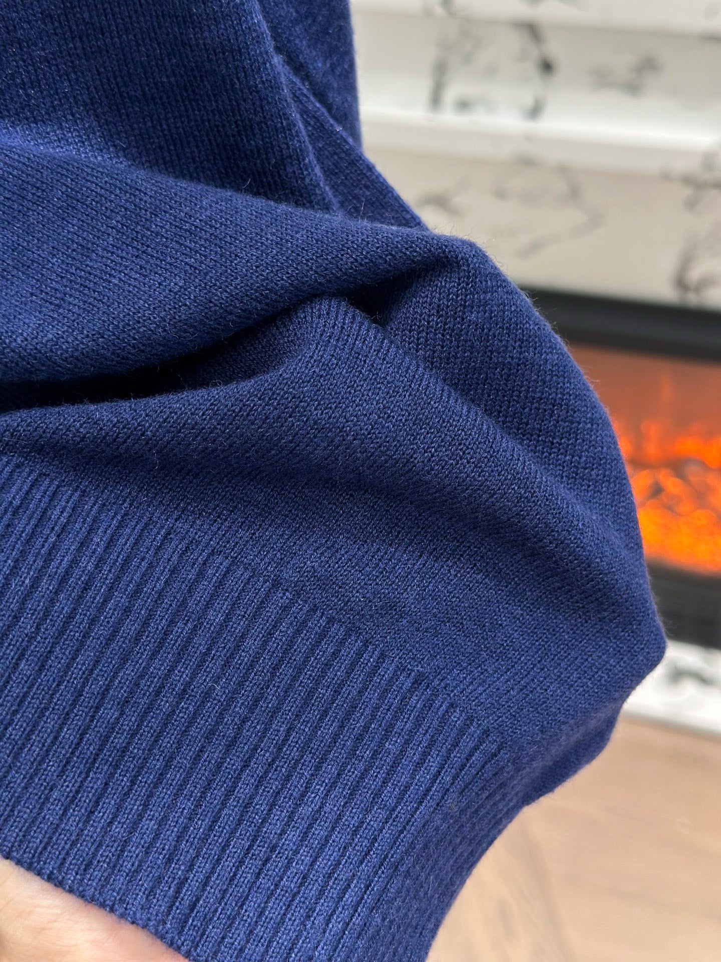 프라다 삼각로고 롱슬리브드
