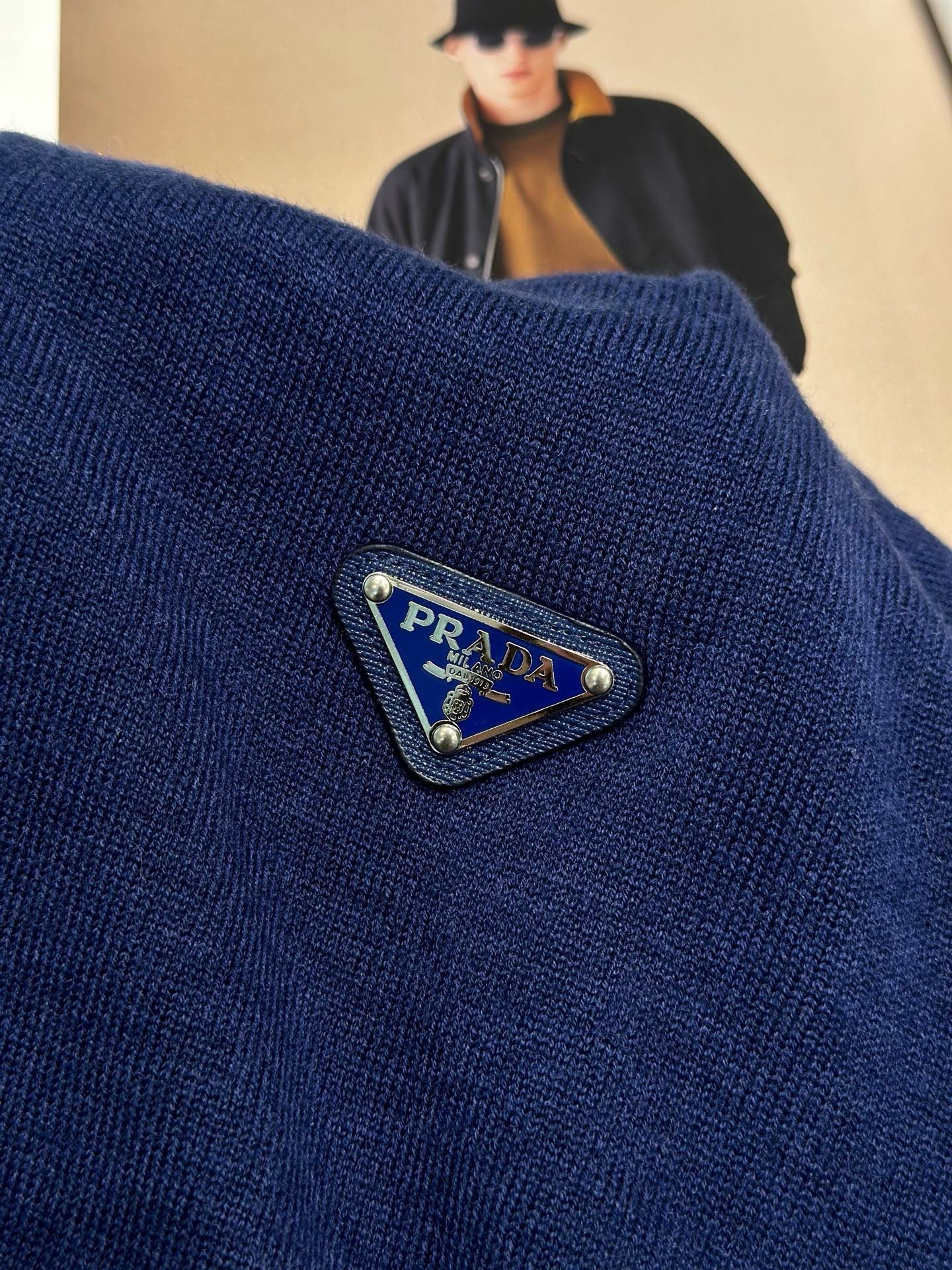 프라다 삼각로고 롱슬리브드