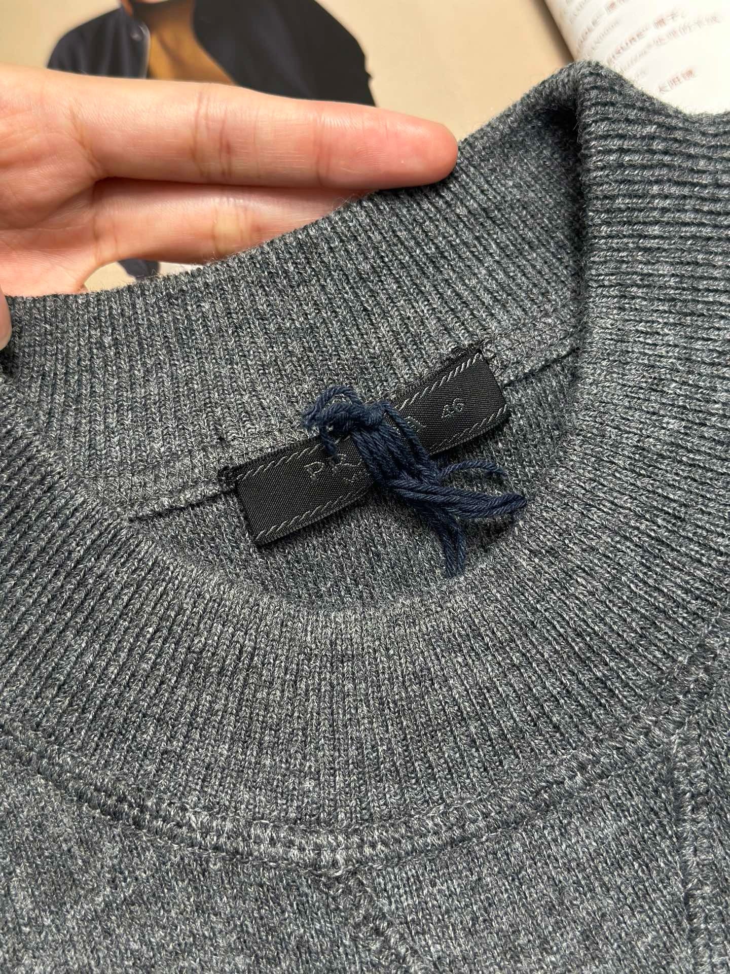 프라다 자수 느루넥 스웨터