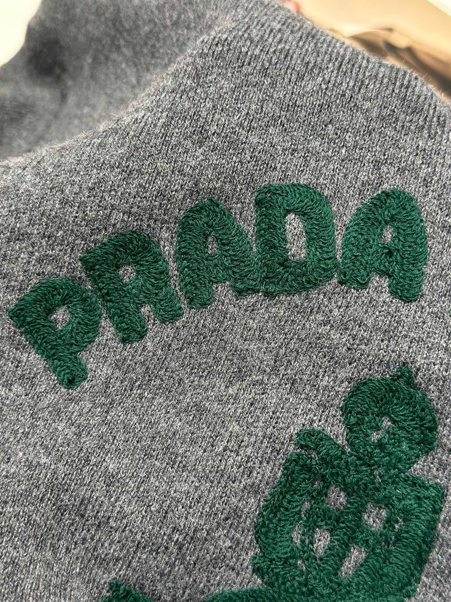 프라다 자수 느루넥 스웨터