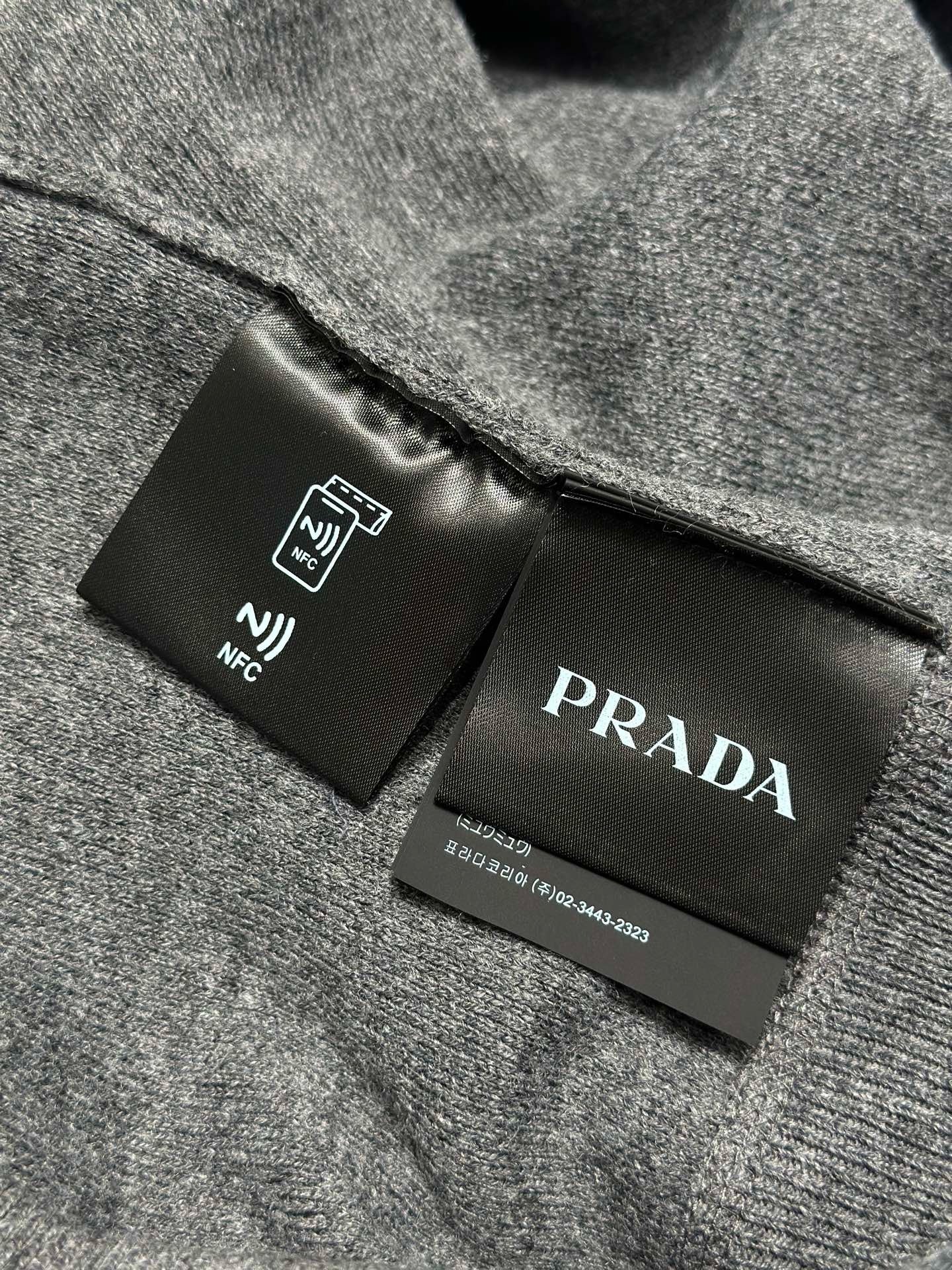 프라다 자수 느루넥 스웨터