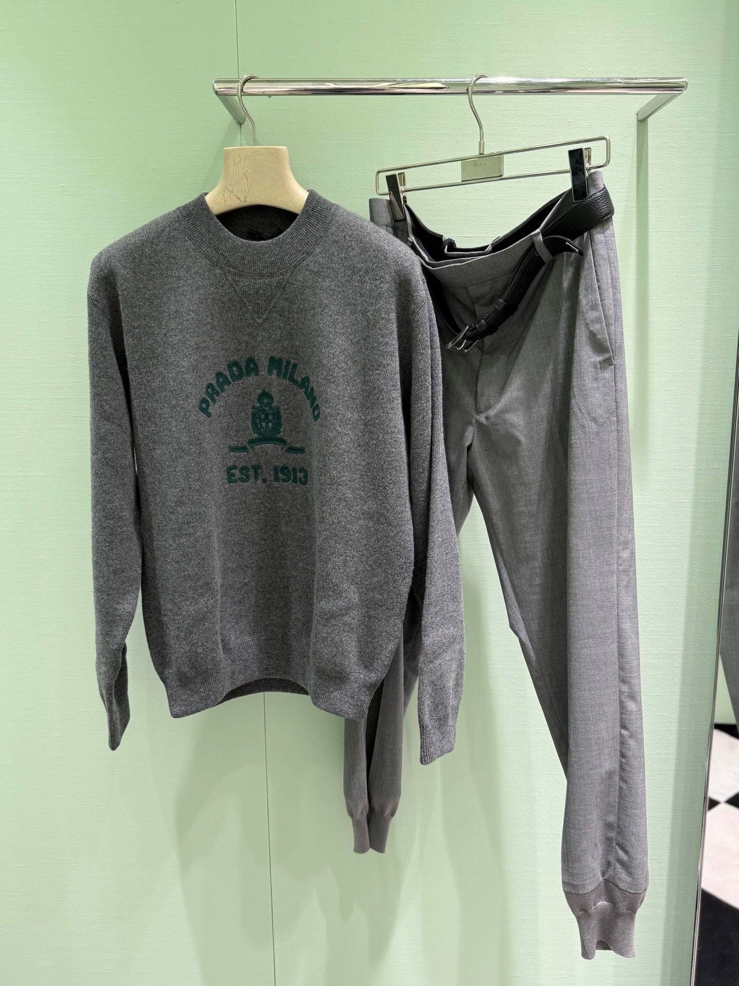 프라다 자수 느루넥 스웨터