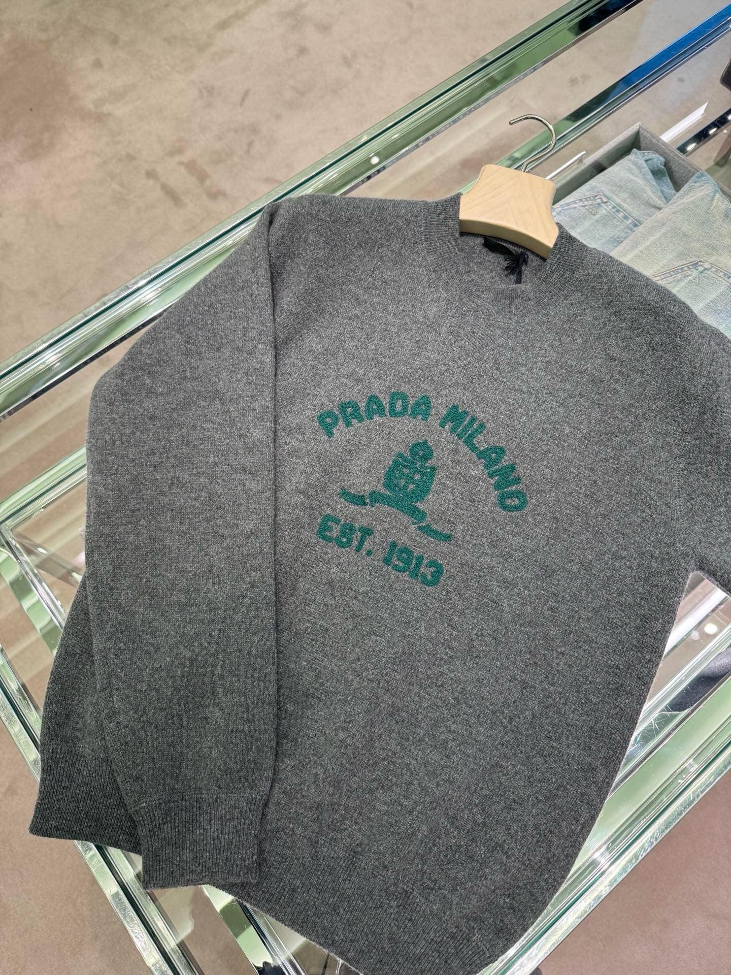 프라다 자수 느루넥 스웨터