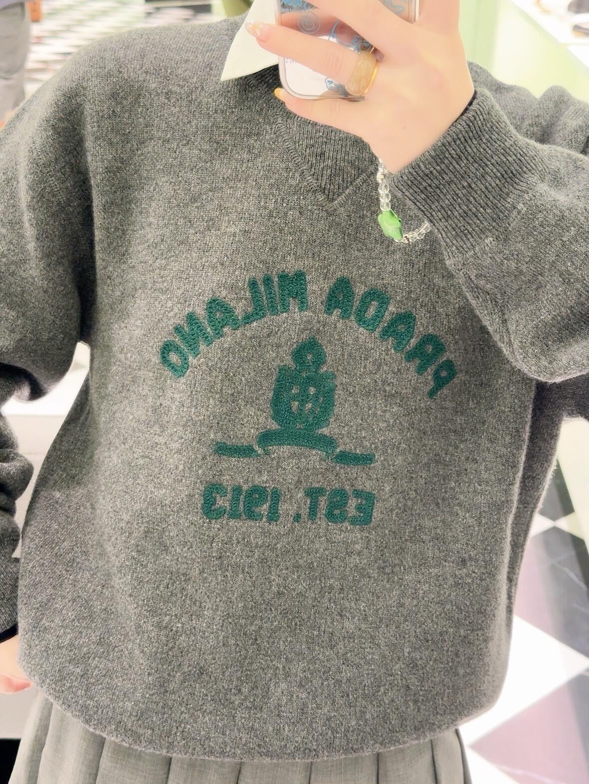 프라다 자수 느루넥 스웨터