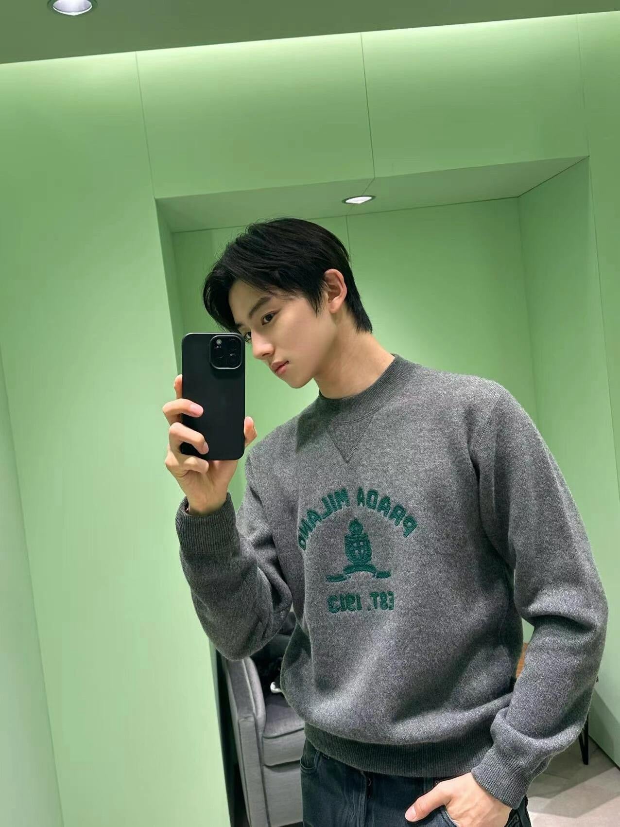 프라다 자수 느루넥 스웨터