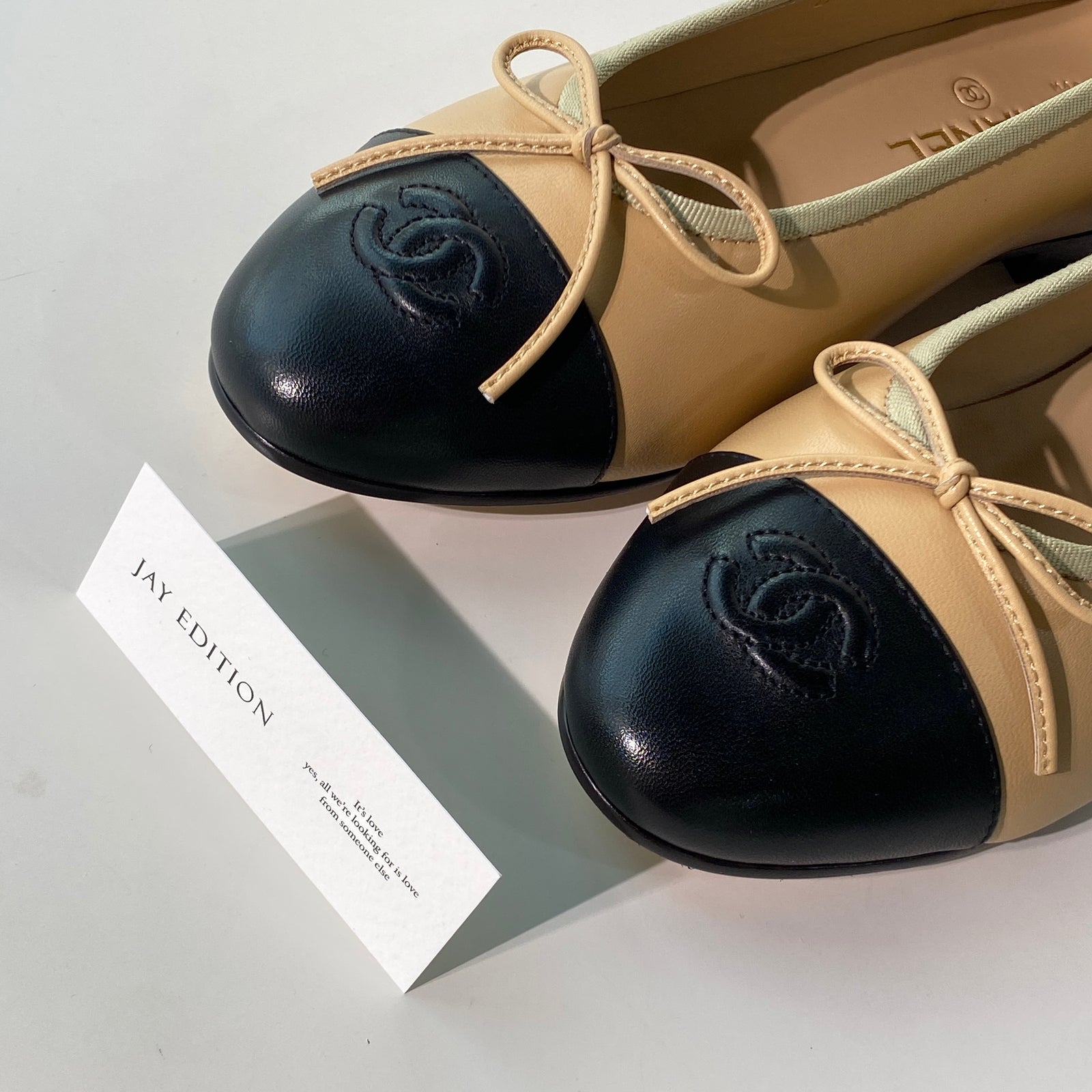 국내) 샤넬 투톤 발레리나 플랫 / 베이지 < 37 2개 / 38 2개 / 40 1개 >