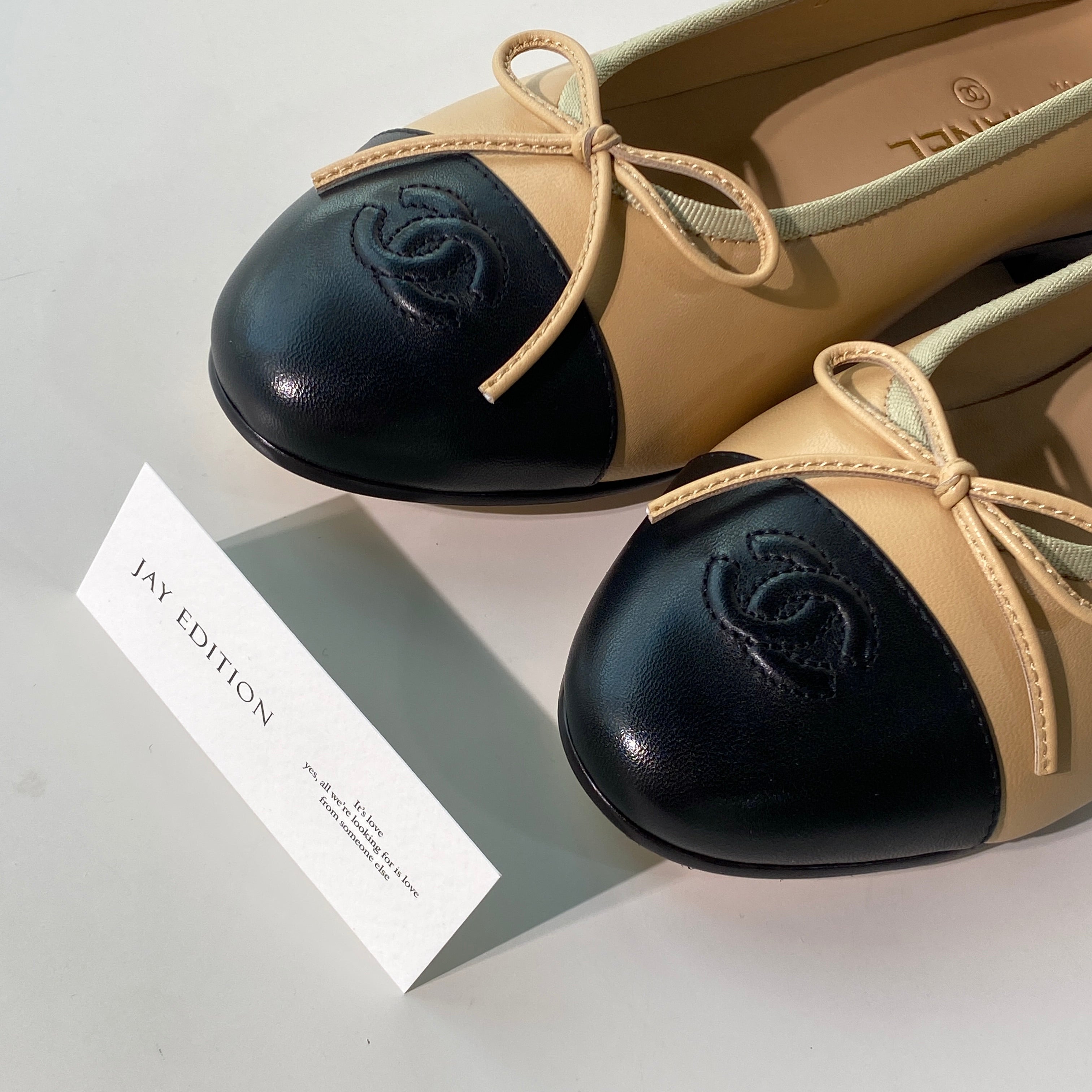 국내) 샤넬 투톤 발레리나 플랫 / 베이지 < 37 2개 / 38 2개 / 40 1개 >