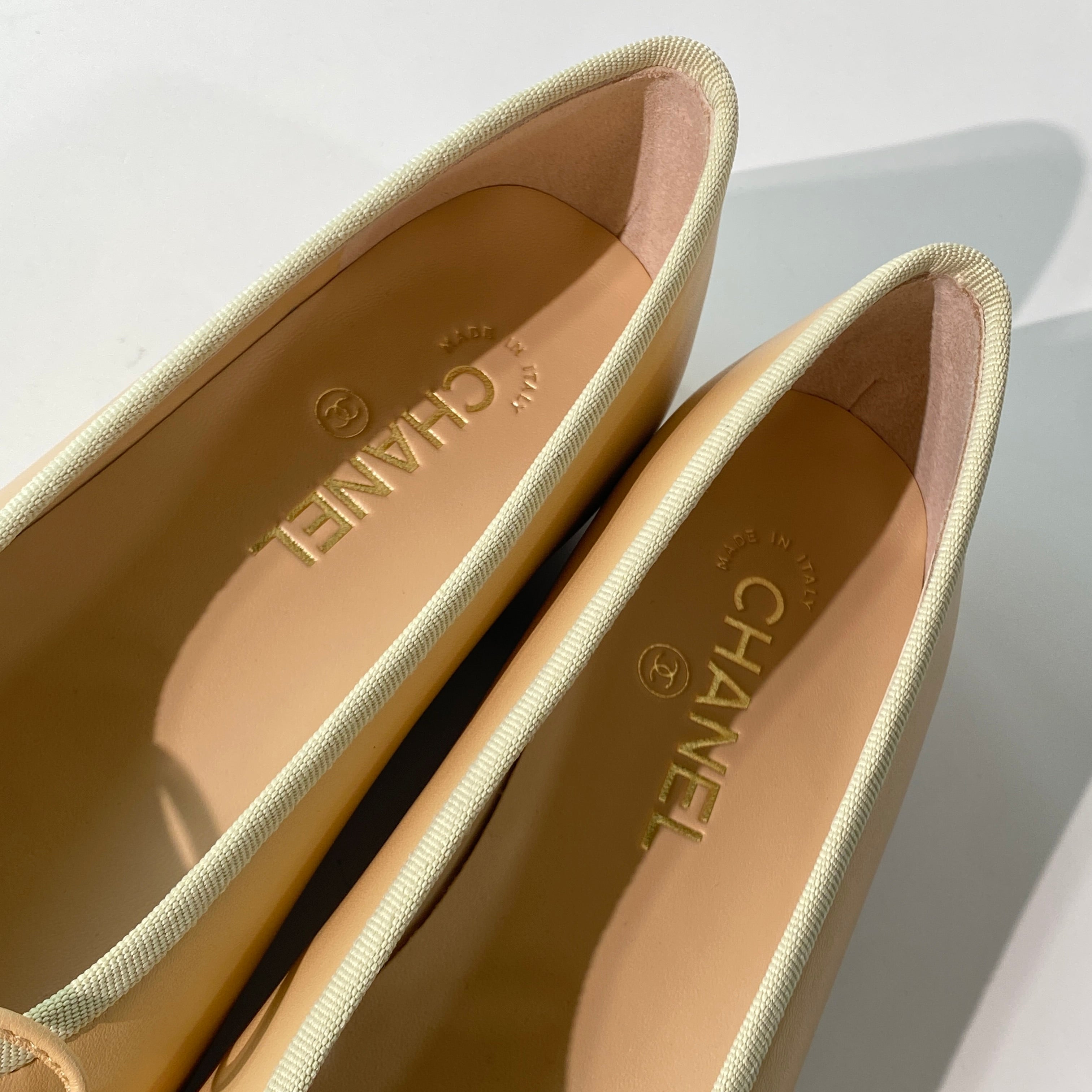 국내) 샤넬 투톤 발레리나 플랫 / 베이지 < 37 2개 / 38 2개 / 40 1개 >