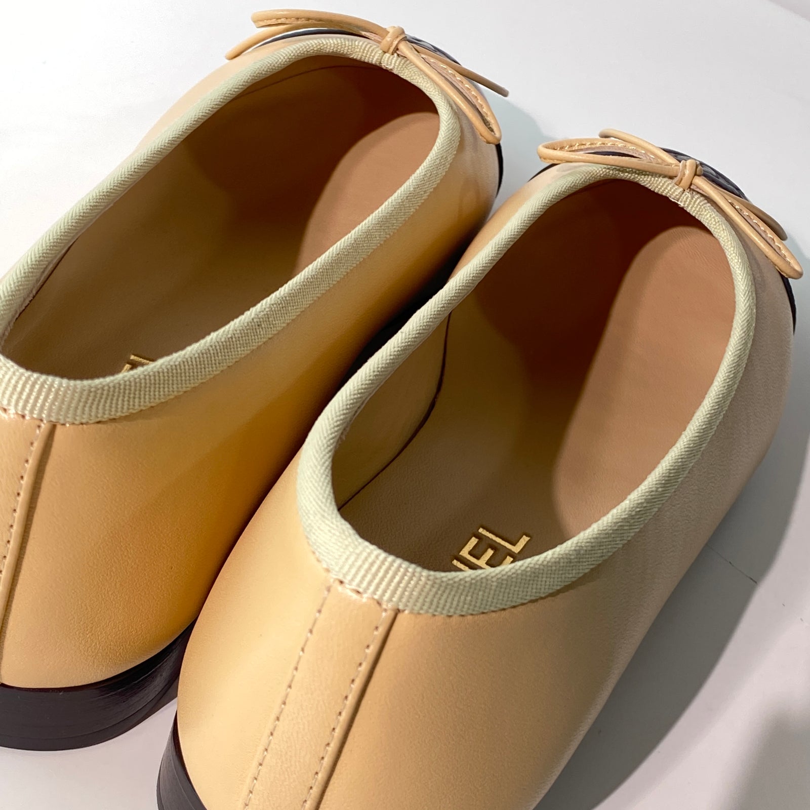 국내) 샤넬 투톤 발레리나 플랫 / 베이지 < 37 2개 / 38 2개 / 40 1개 >