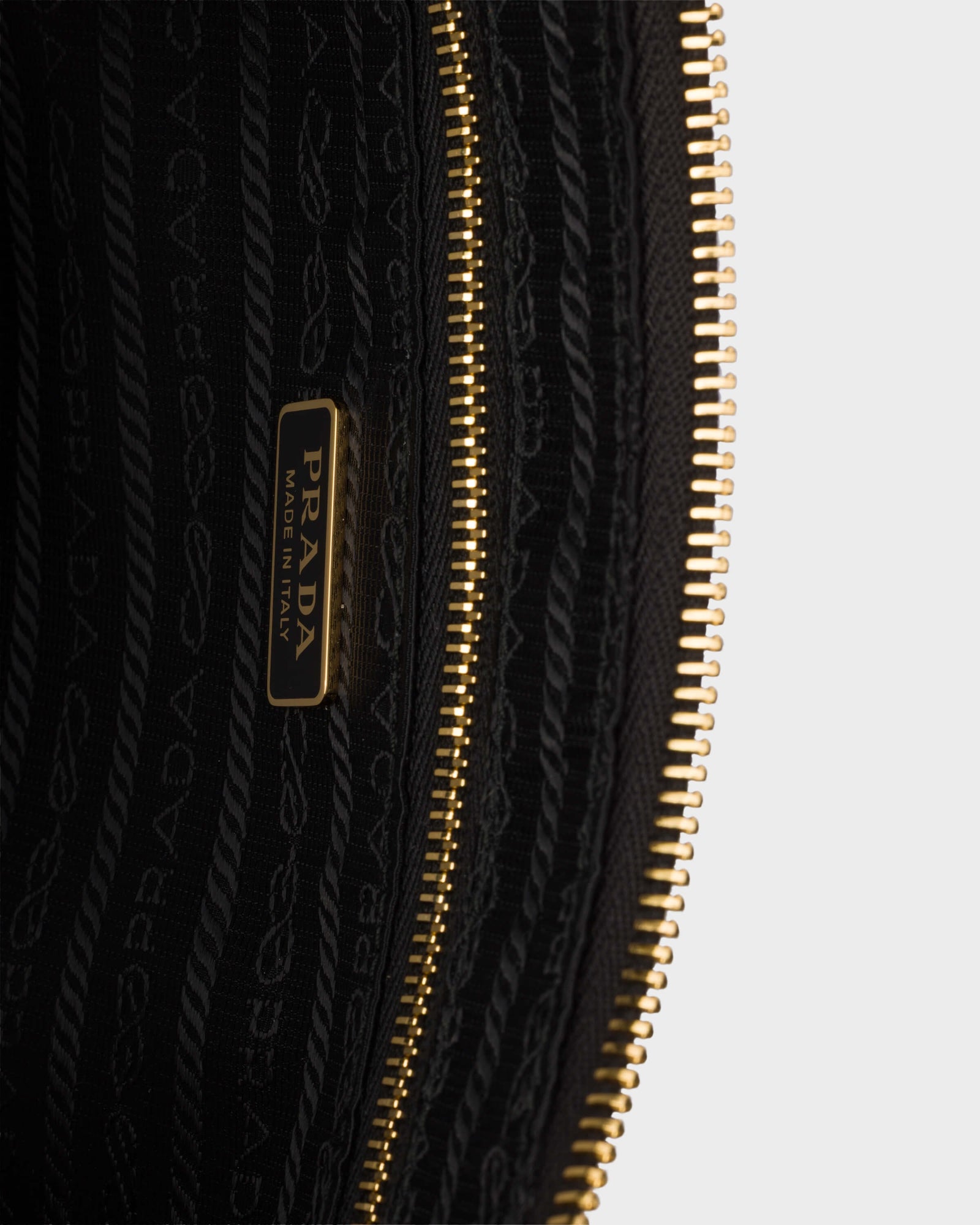 프라다 드뮈룬 리나일론 숄더백