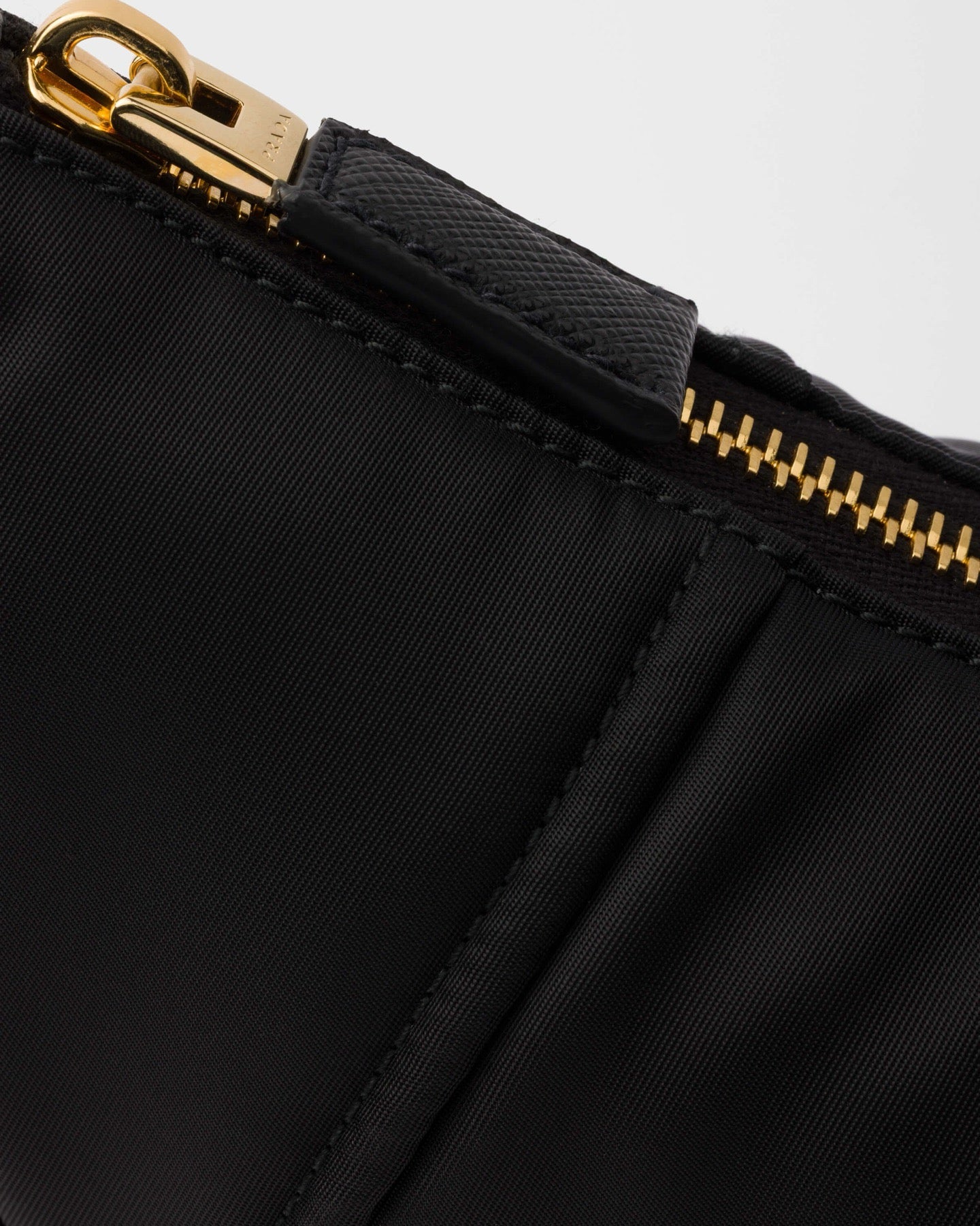 프라다 드뮈룬 리나일론 숄더백