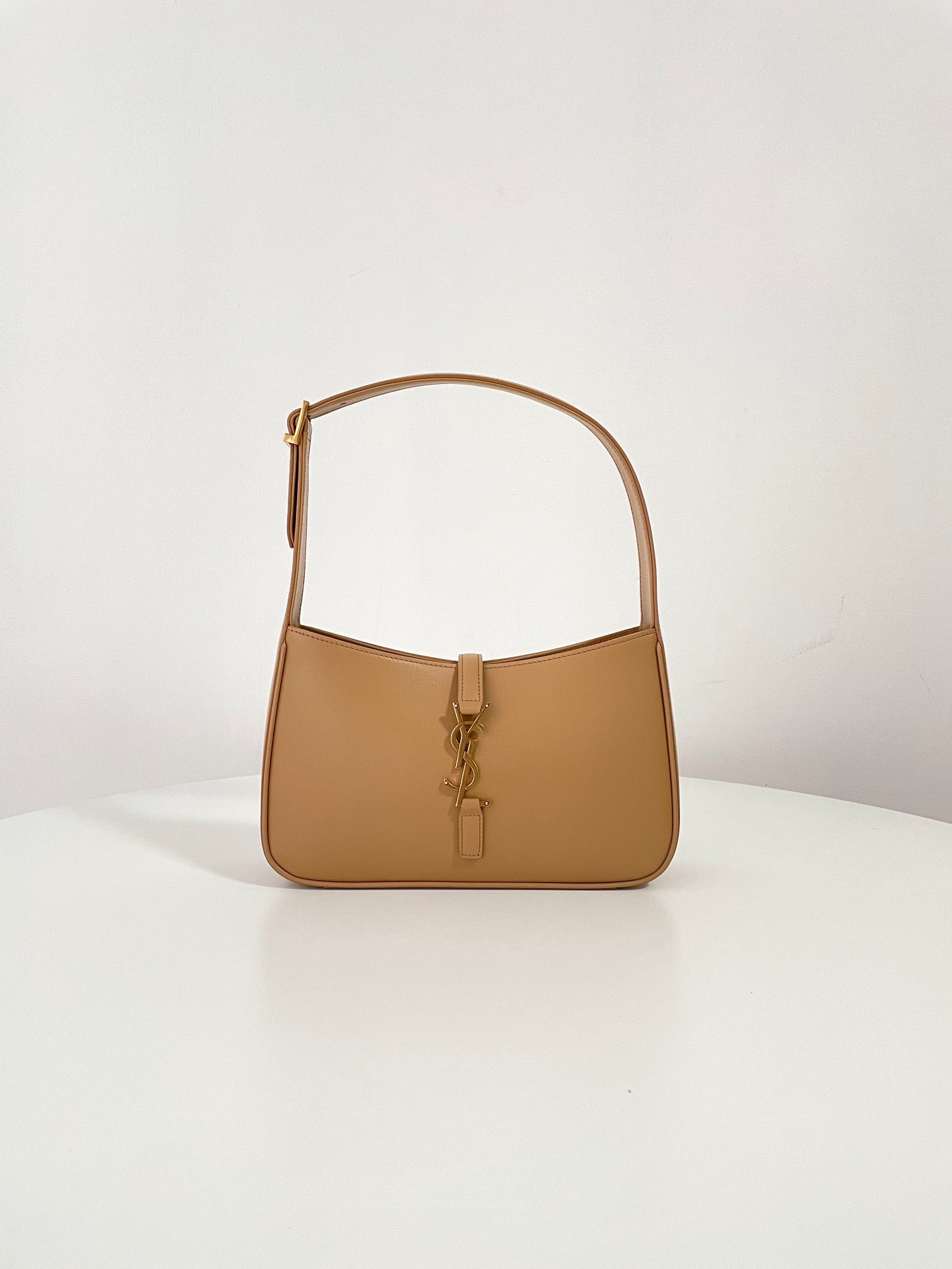 생로랑 LE 5À7 호보 숄더백 스무스 레더