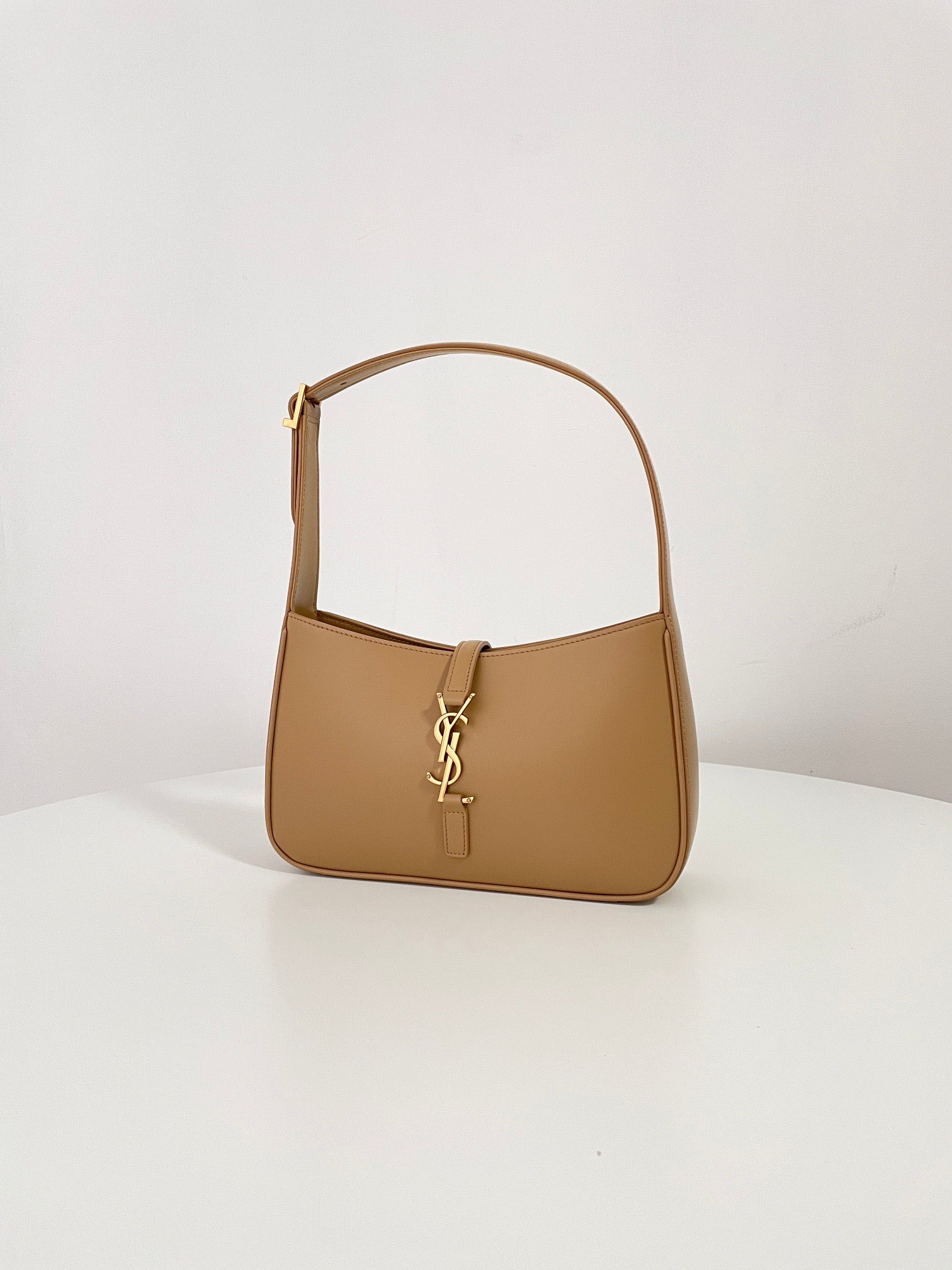 생로랑 LE 5À7 호보 숄더백 스무스 레더