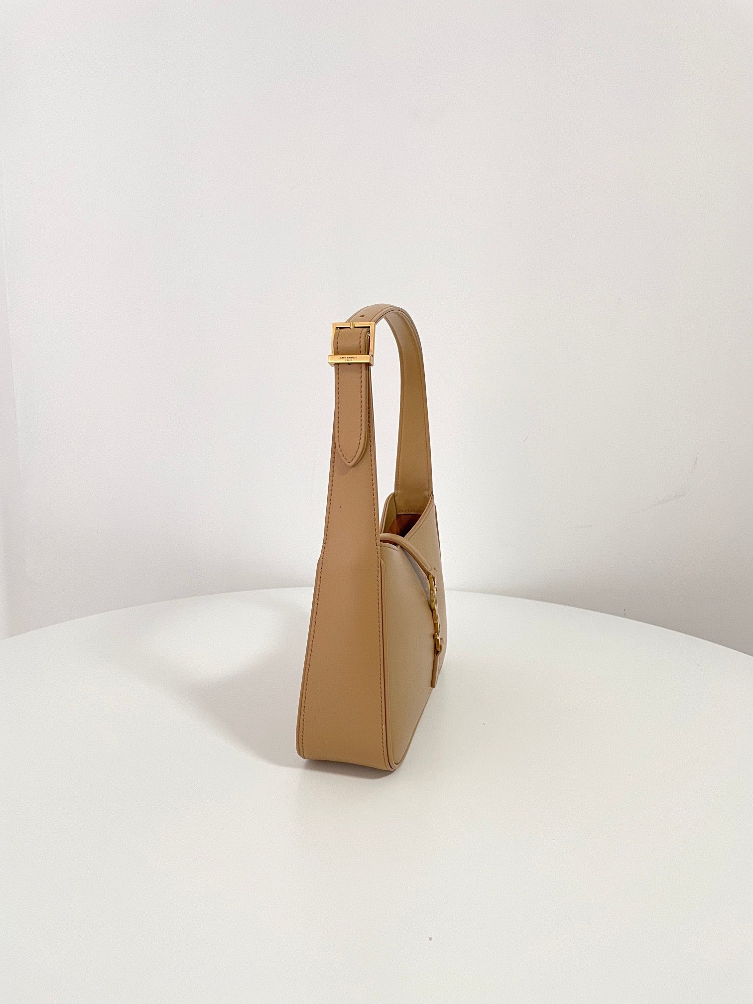 생로랑 LE 5À7 호보 숄더백 스무스 레더