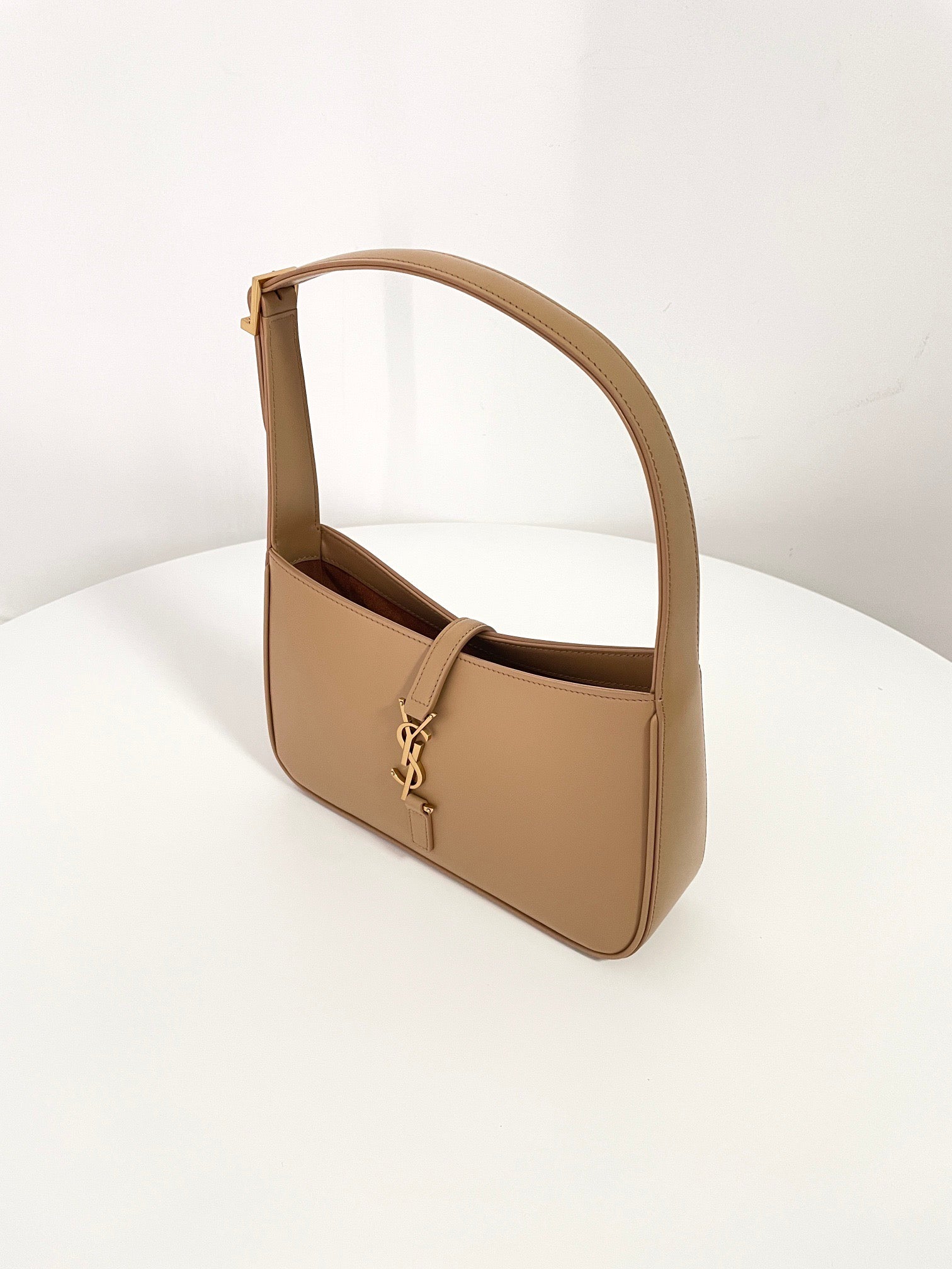 생로랑 LE 5À7 호보 숄더백 스무스 레더