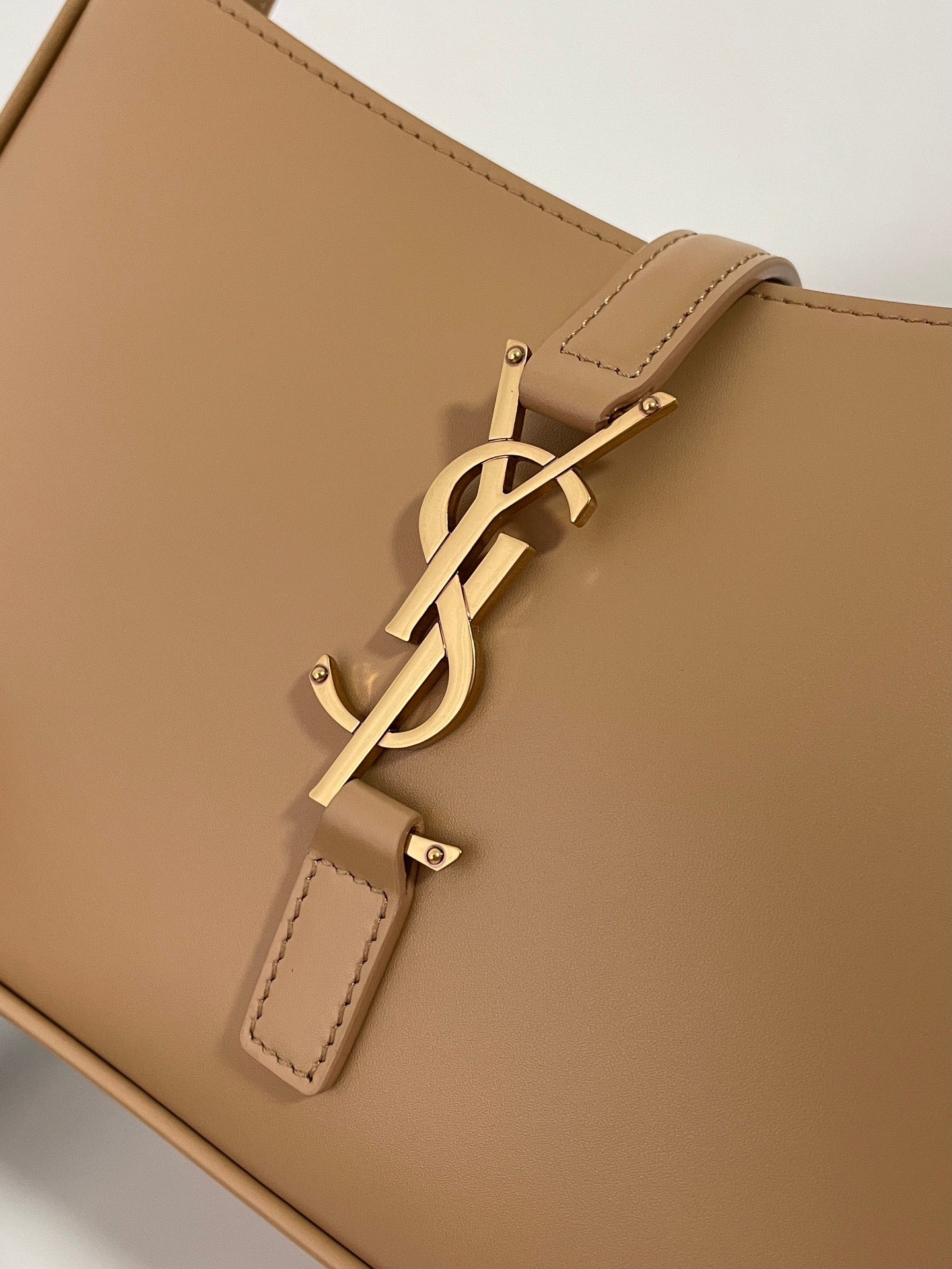 생로랑 LE 5À7 호보 숄더백 스무스 레더