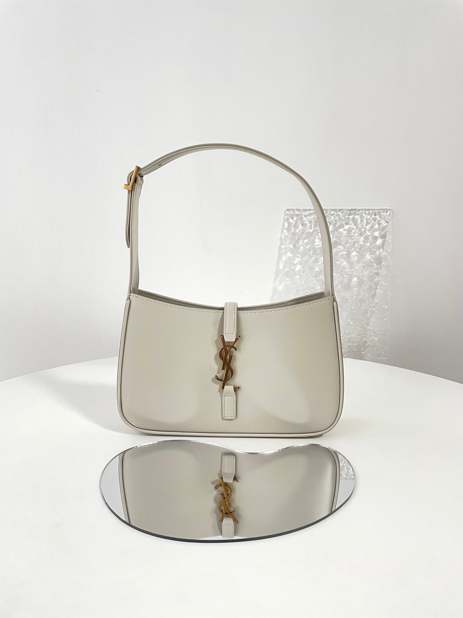 생로랑 LE 5À7 호보 숄더백 스무스 레더