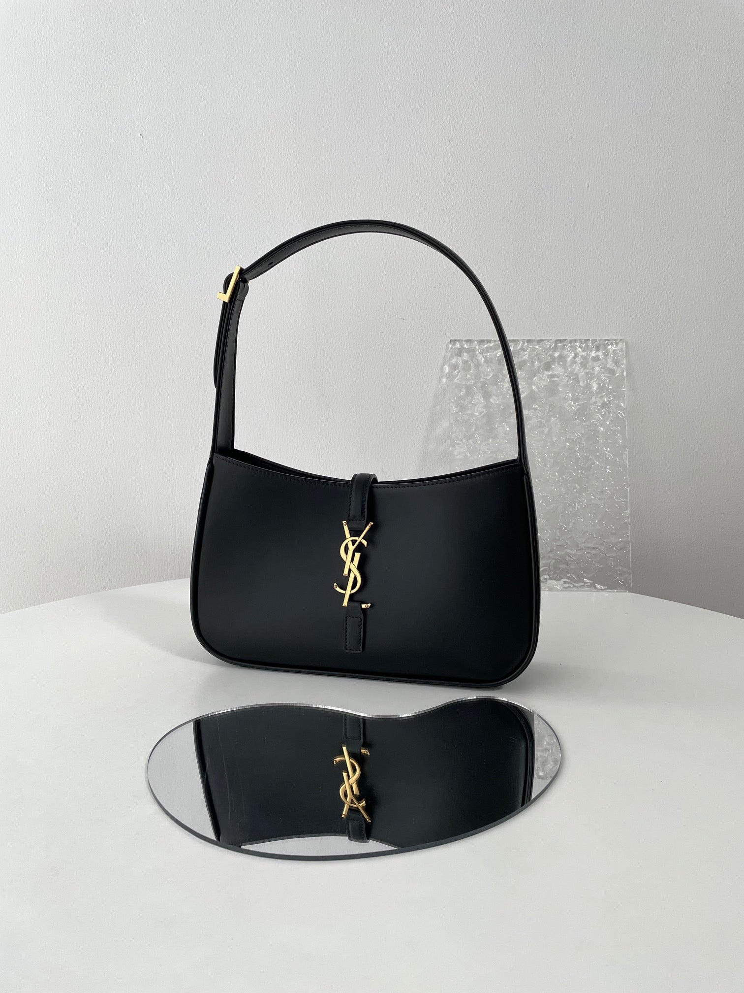 생로랑 LE 5À7 호보 숄더백 스무스 레더