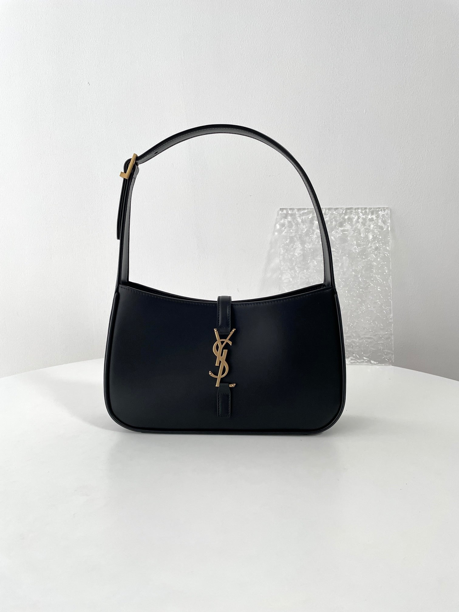 생로랑 LE 5À7 호보 숄더백 스무스 레더