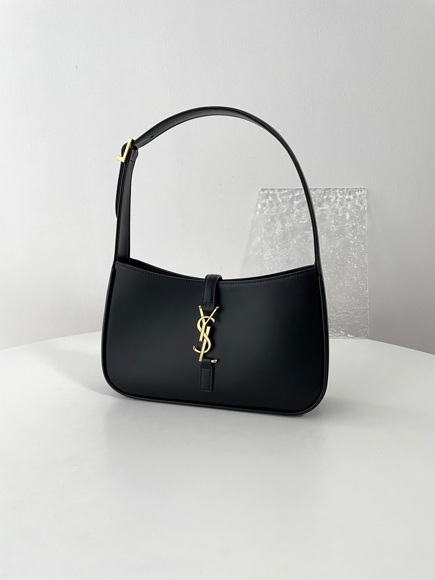 생로랑 LE 5À7 호보 숄더백 스무스 레더